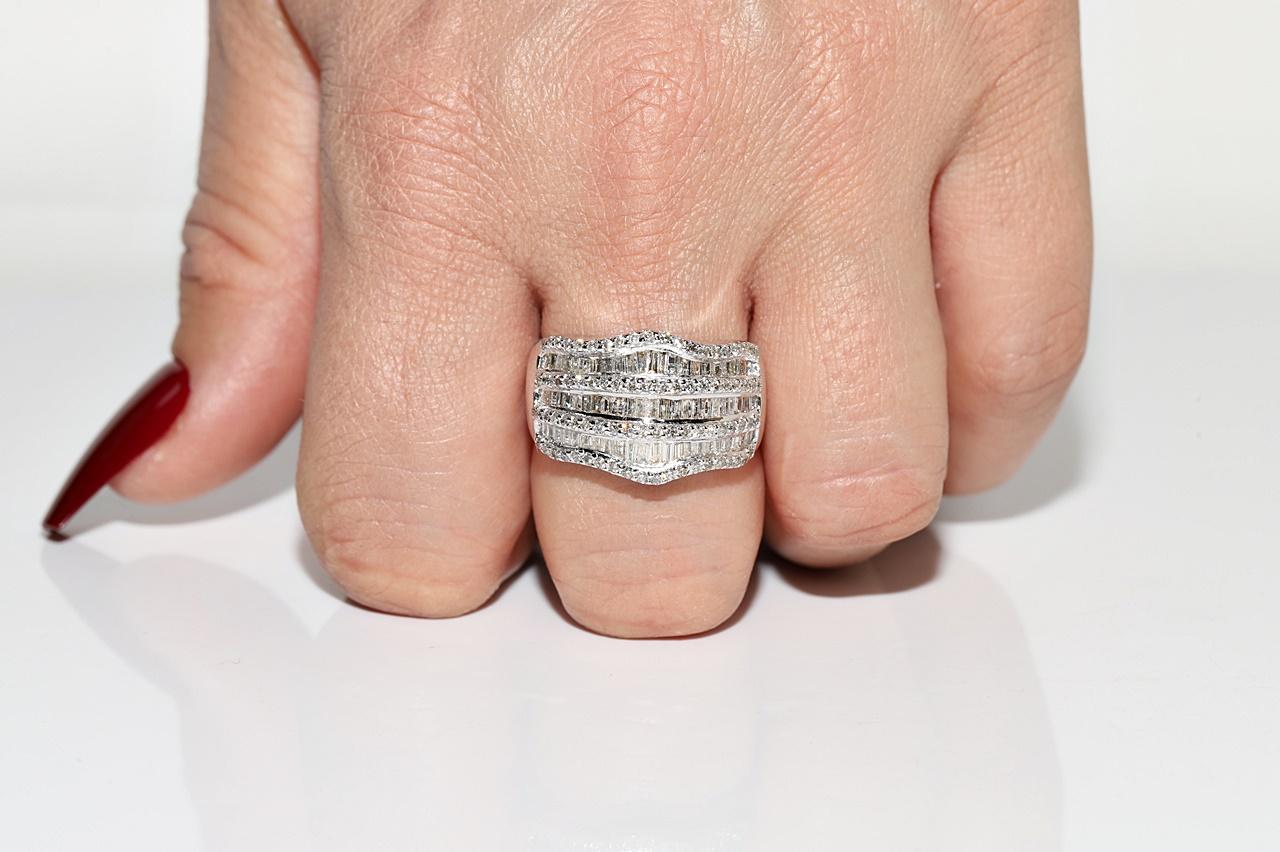 Vintage Circa 1990s 18k Gold Natural Diamond Decorated Strong Ring For Sale 8