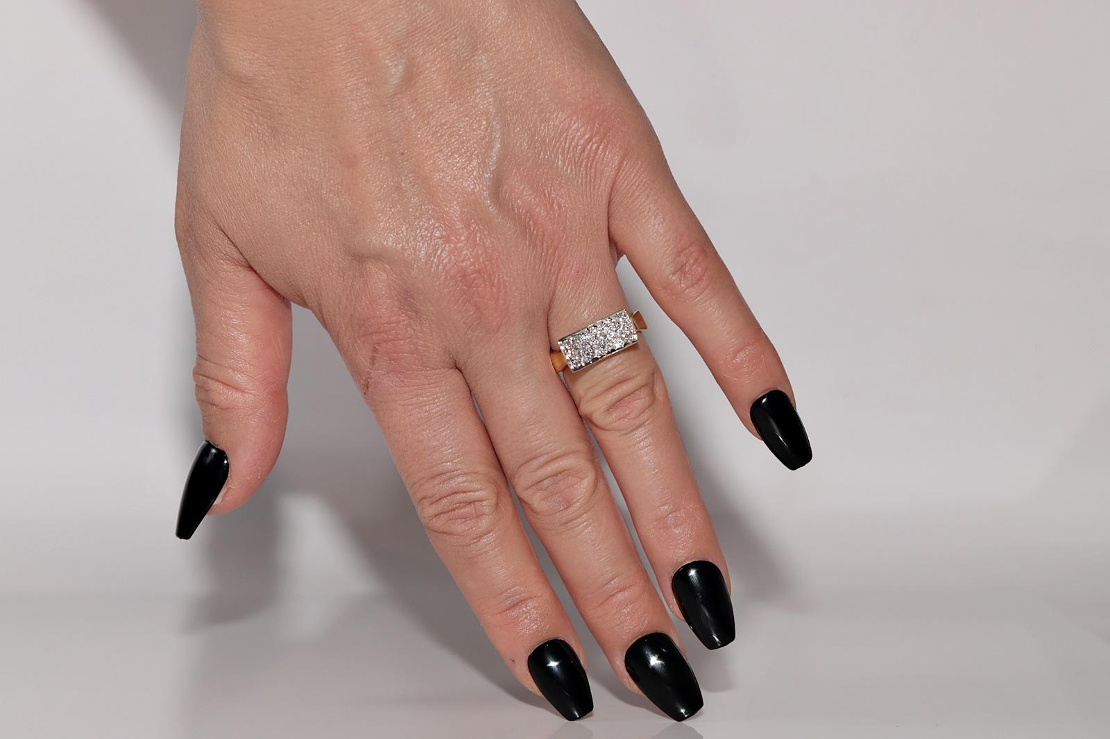 Anello forte decorato con diamanti naturali in oro 18k CIRCA 1990 in vendita 8