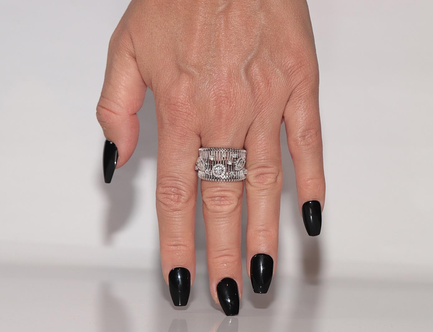 Anello forte decorato con diamanti naturali in oro 18k CIRCA 1990 in vendita 10