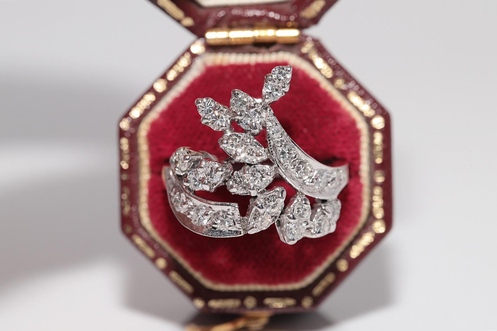 In ottime condizioni.
Il peso totale è di 6 grammi.
Totalmente è un diamante da 1 ct.
Il diamante ha colore G-H e purezza vvs-vs.
La misura dell'anello è US 5.7
Possiamo realizzare qualsiasi dimensione.
La scatola non è inclusa.
Per qualsiasi