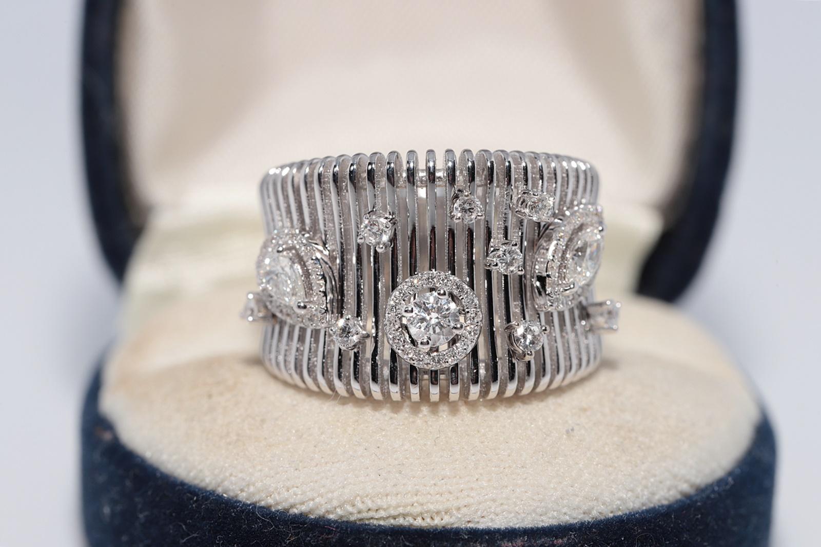 In ottime condizioni.
Il peso totale è di 11,8 grammi.
Totalmente è un diamante da 1 ct.
Il diamante ha un colore F-G e una purezza vvs1-vs1.
La misura dell'anello è US 7
Possiamo realizzare qualsiasi dimensione.
Per qualsiasi domanda, contattaci.