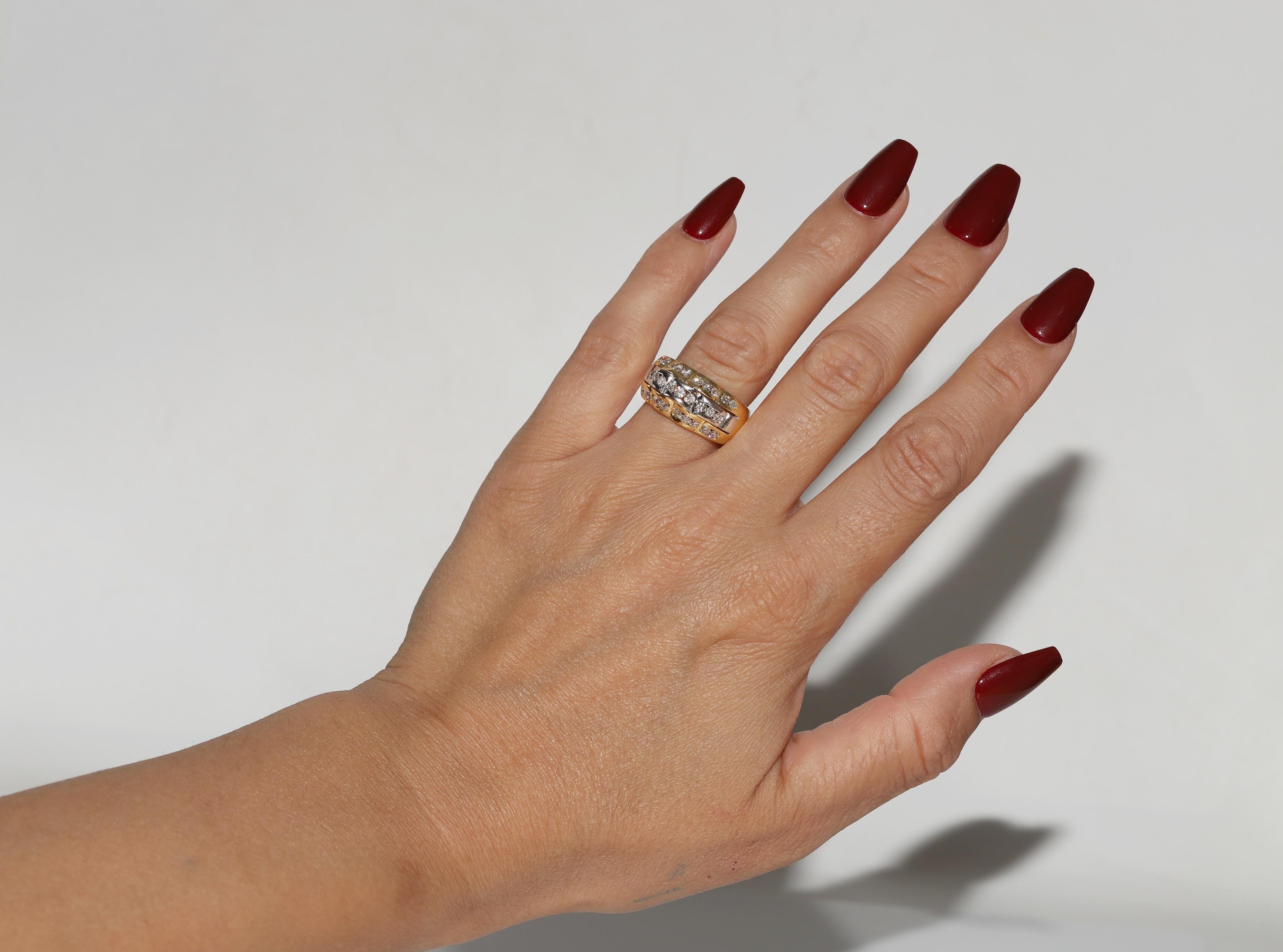 In ottime condizioni.
Il peso totale è di 9,9 grammi.
Totalmente è un diamante da 0,90 ct.
Il diamante ha colore G-H e purezza vvs-vs.
La misura dell'anello è US 6.25 
Possiamo realizzare qualsiasi dimensione.
Per qualsiasi domanda, contattaci.