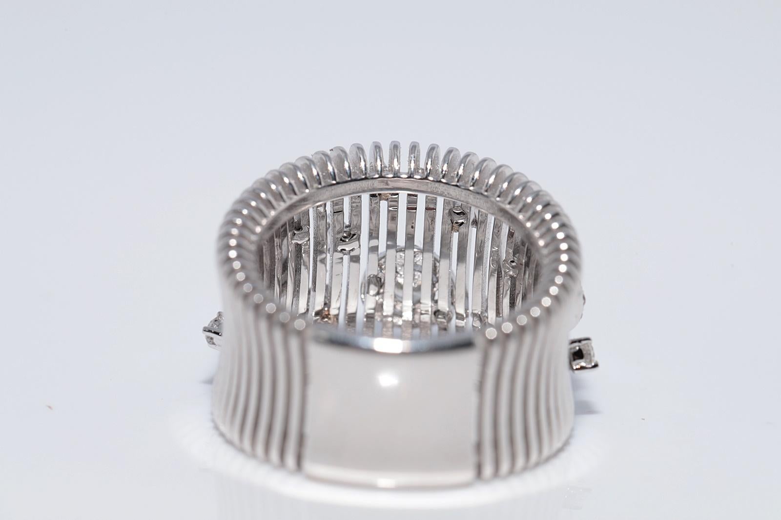 Anello forte decorato con diamanti naturali in oro 18k CIRCA 1990 in vendita 1