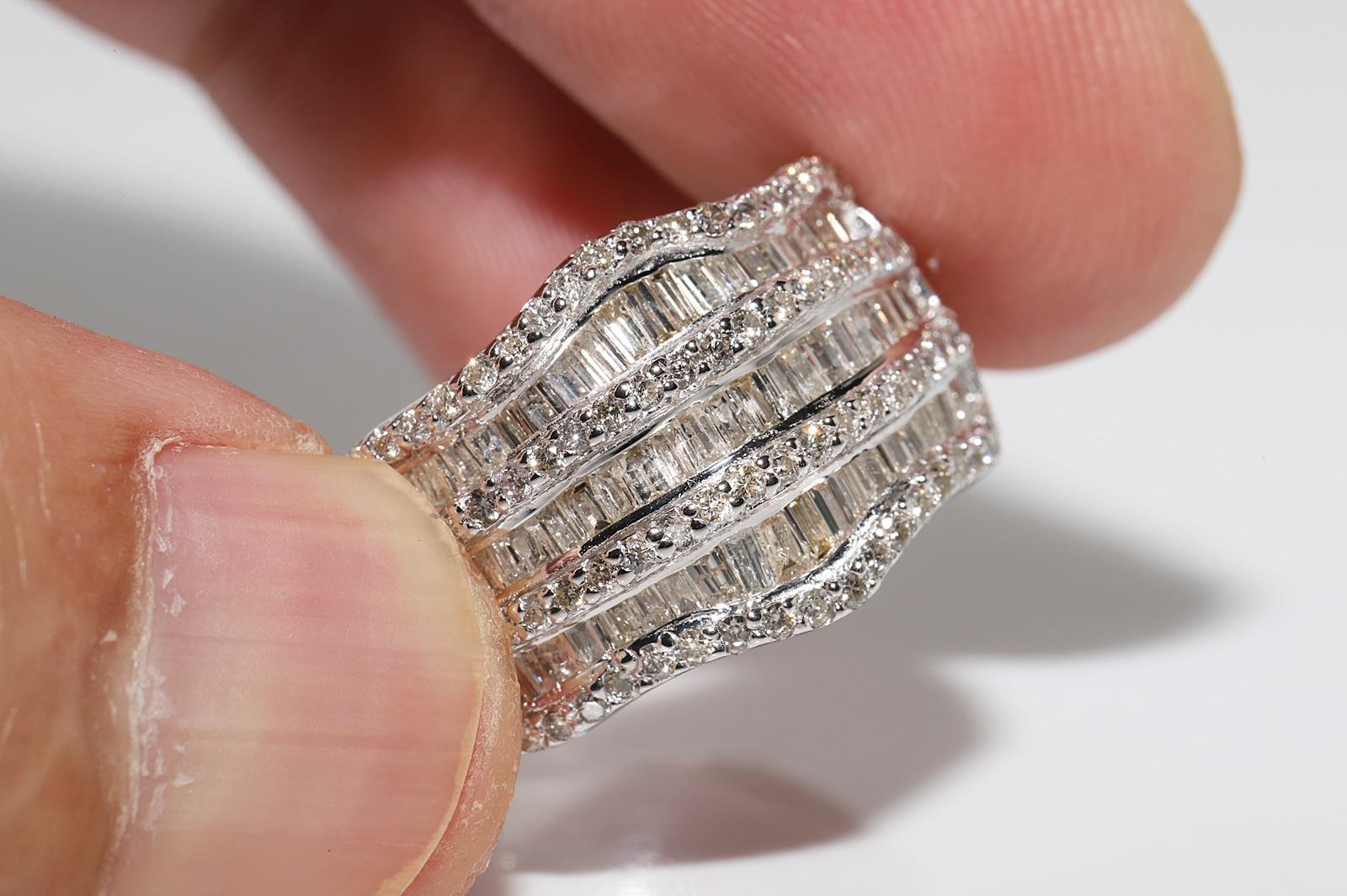 Vintage Circa 1990s 18k Gold Natural Diamond Decorated Strong Ring For Sale 2
