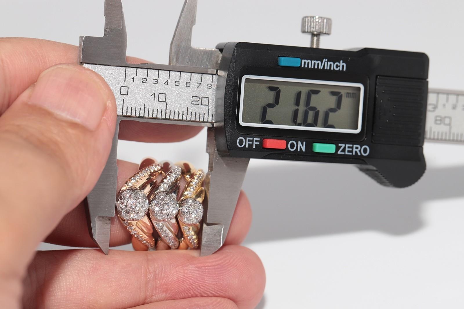 Anello forte decorato con diamanti naturali in oro 18k CIRCA 1990 in vendita 2