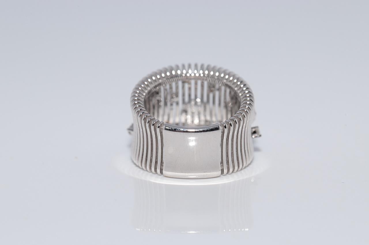 Anello forte decorato con diamanti naturali in oro 18k CIRCA 1990 in vendita 2