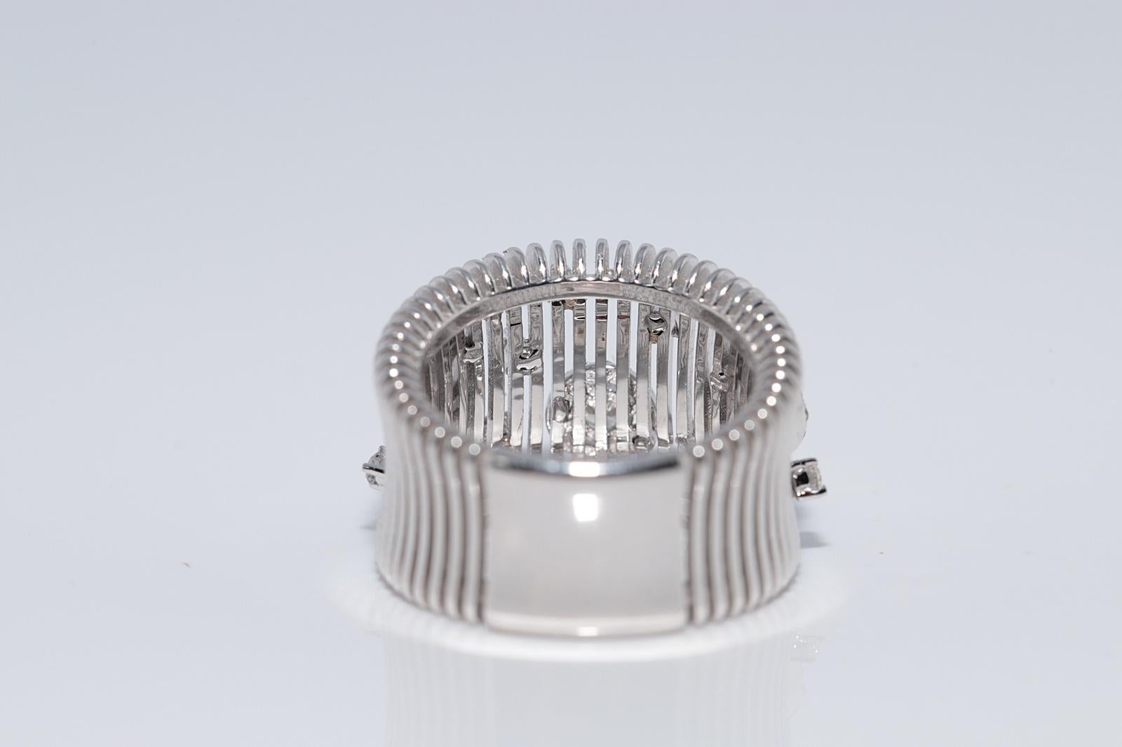 Anello forte decorato con diamanti naturali in oro 18k CIRCA 1990 in vendita 3