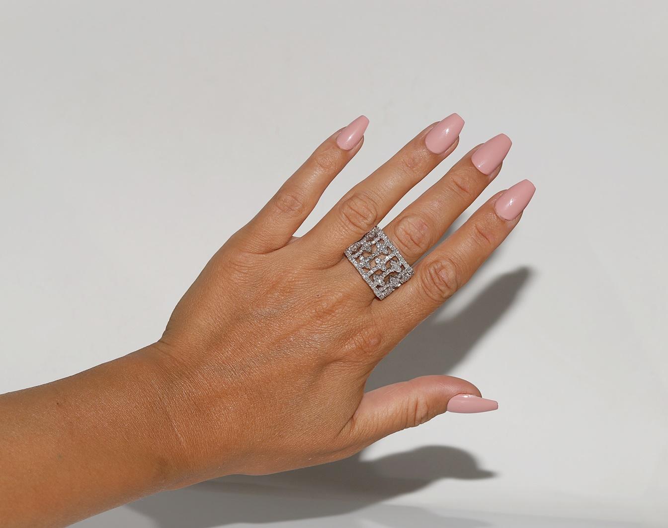 Vintage Circa 1990er Jahre 18k Gold Natürlicher Diamant Dekorierter starker Tank-Ring im Angebot 9