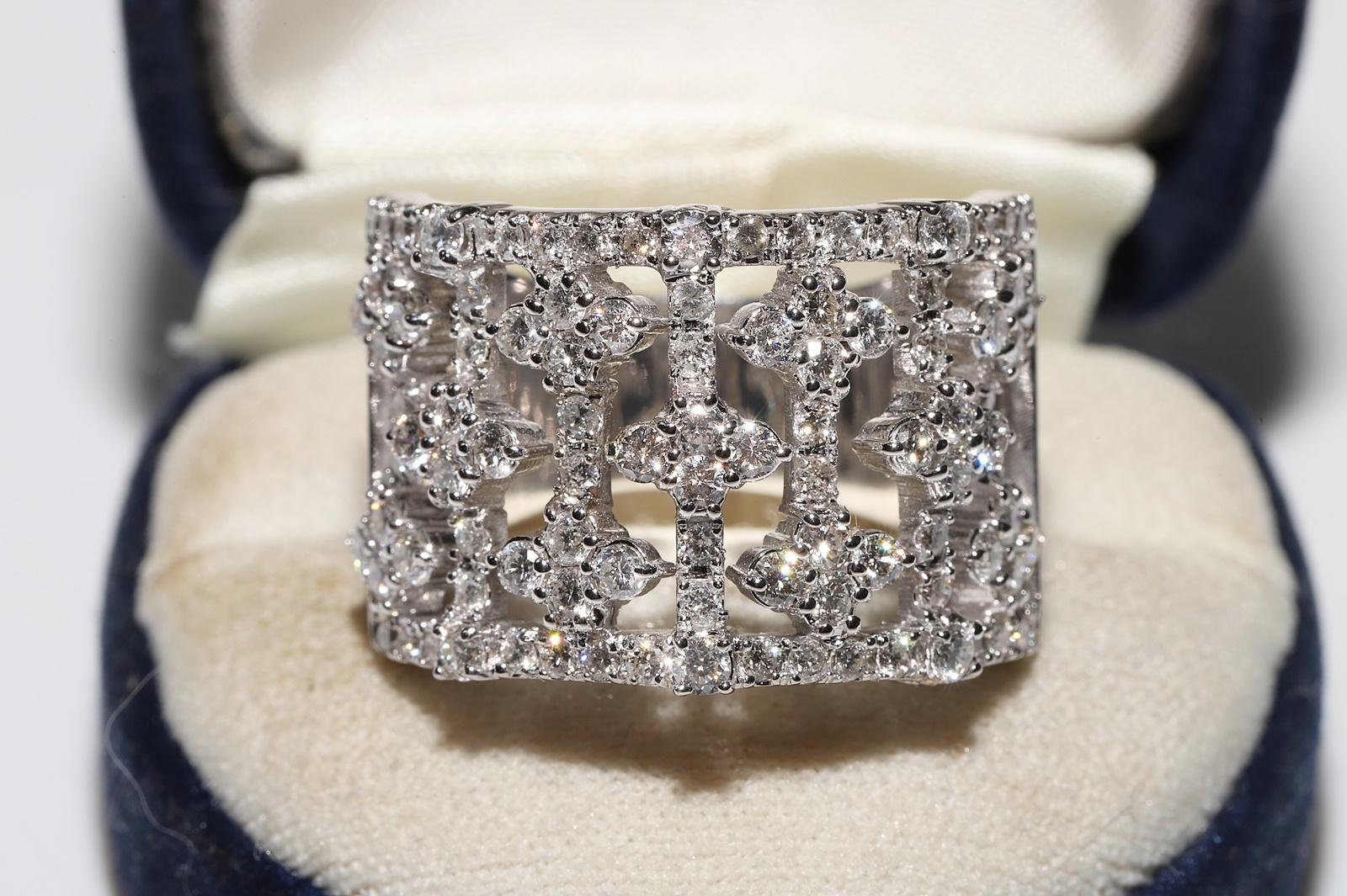 In sehr gutem Zustand.
Das Gesamtgewicht beträgt 14.8 Gramm.
Insgesamt ist der Diamant etwa 3 ct.
Der Diamant hat die Farbe G-H-I und die Reinheit vvs-vs.
Ringgröße ist US 9.5 
Wir können jede Größe herstellen.
Die Box ist nicht enthalten.
Bitte
