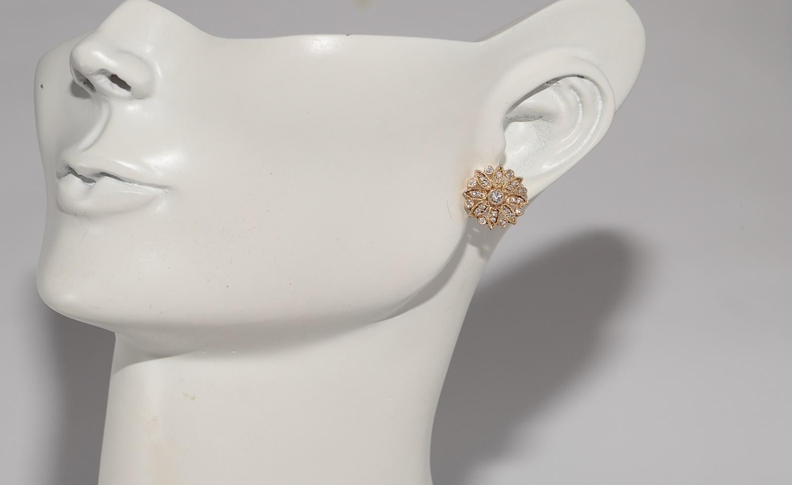 Vintage Circa 1990er Jahre 18k Gold Natürlicher Diamant Dekorierter Ohrstecker Vintage im Angebot 9