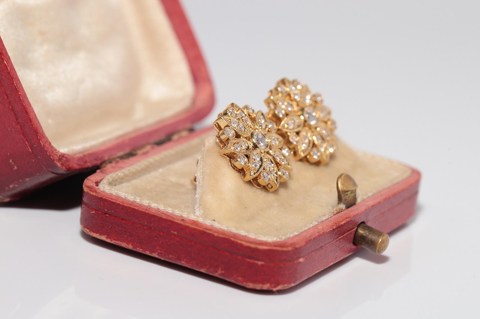Vintage Circa 1990er Jahre 18k Gold Natürlicher Diamant Dekorierter Ohrstecker Vintage (Retro) im Angebot