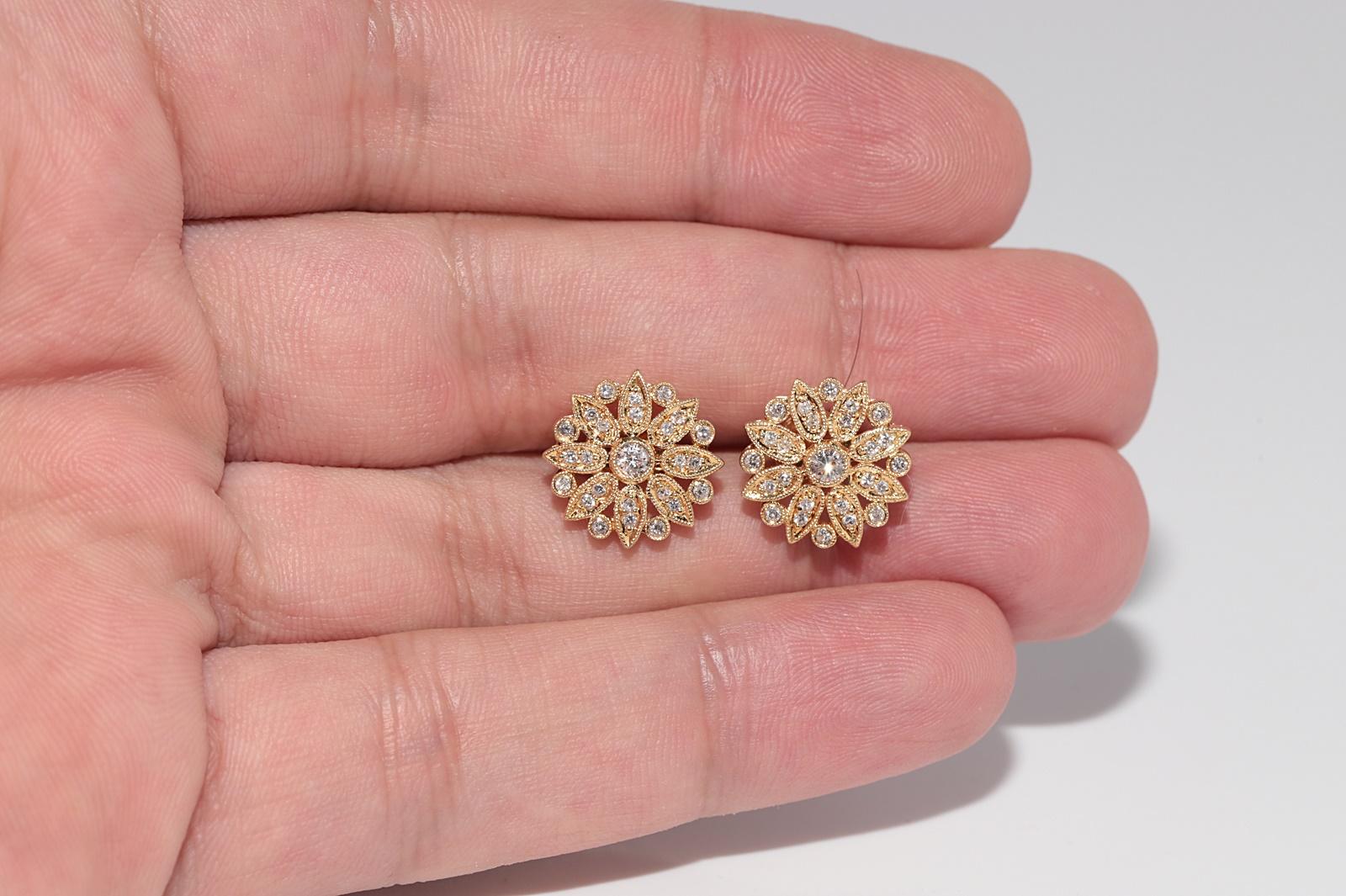 Vintage Circa 1990er Jahre 18k Gold Natürlicher Diamant Dekorierter Ohrstecker Vintage Damen im Angebot
