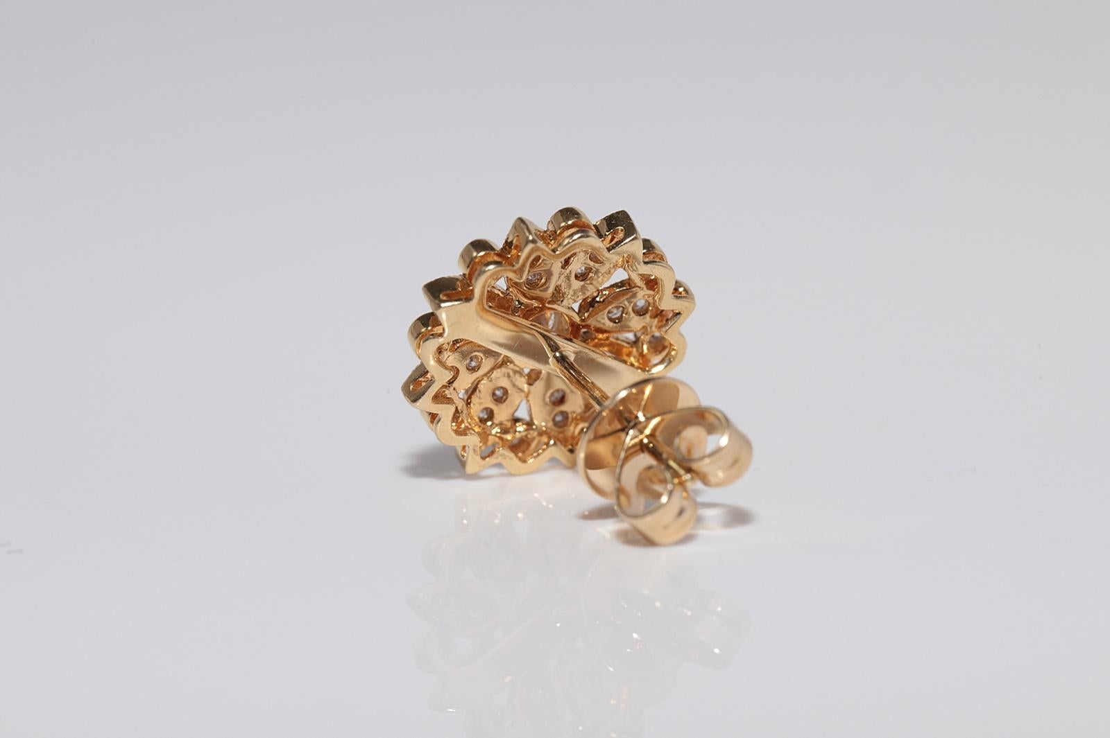Vintage Circa 1990er Jahre 18k Gold Natürlicher Diamant Dekorierter Ohrstecker Vintage im Angebot 2