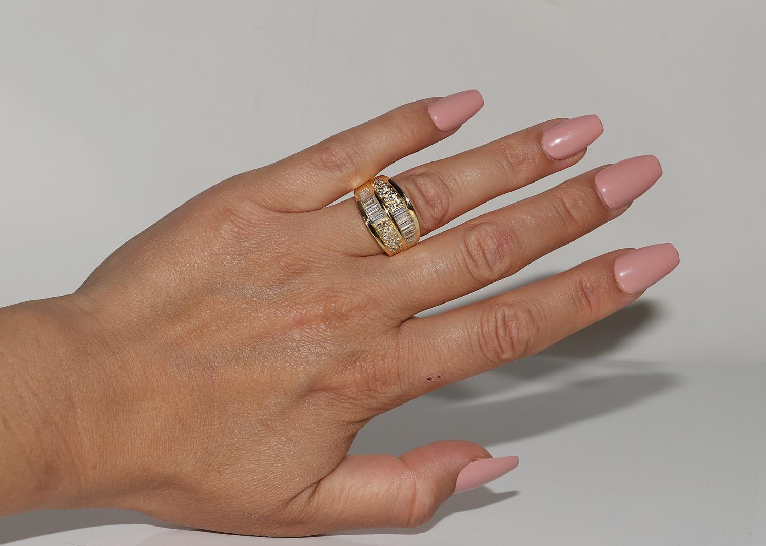 In sehr gutem Zustand.
Das Gesamtgewicht beträgt 12.1 Gramm.
Insgesamt ist der Diamant 1,85 ct.
Der Diamant hat die Farbe G und die Reinheit vvs.
Ringgröße ist US 6.5 
Wir können jede Größe herstellen.
Die Box ist nicht enthalten.
Bitte kontaktieren