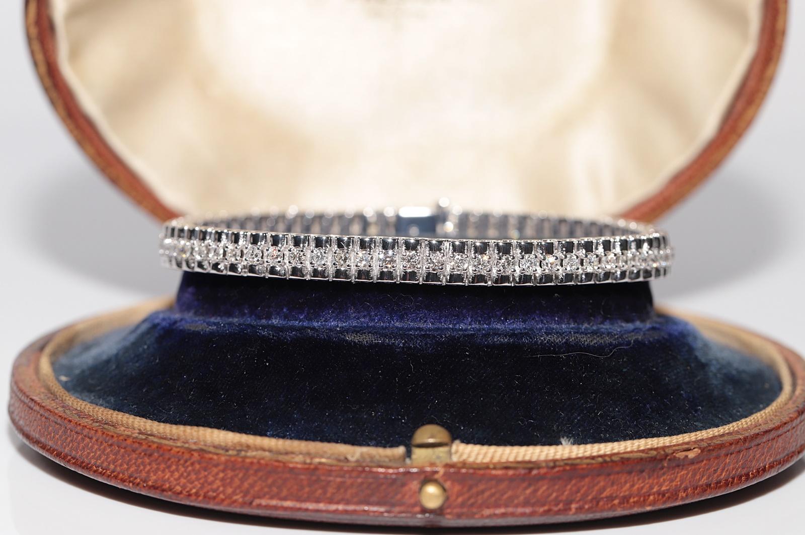 In sehr gutem Zustand.
Das Gesamtgewicht beträgt 21,6 Gramm.
Insgesamt ist der Diamant 1,40 ct.
Der Diamant hat die Farbe G-H-I und die Reinheit vvs-vs.
Die Gesamtlänge des Armbands beträgt 17 cm.
Die Box ist nicht enthalten.
Bitte kontaktieren Sie