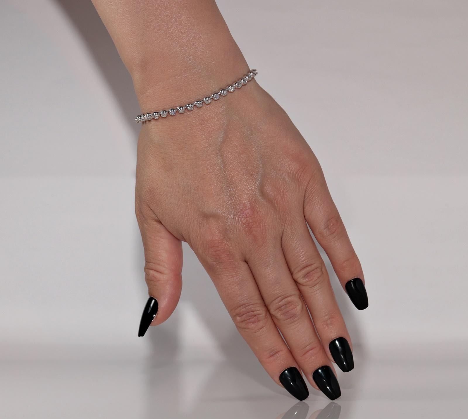 In sehr gutem Zustand.
Das Gesamtgewicht beträgt 11,3 Gramm.
Insgesamt ist der Diamant 1,40 ct.
Der Diamant ist G-H Farbe und vvs-vs Klarheit.
Die Gesamtlänge beträgt 17 cm.
Die Schachtel ist nicht enthalten.
Bitte kontaktieren Sie uns bei Fragen.