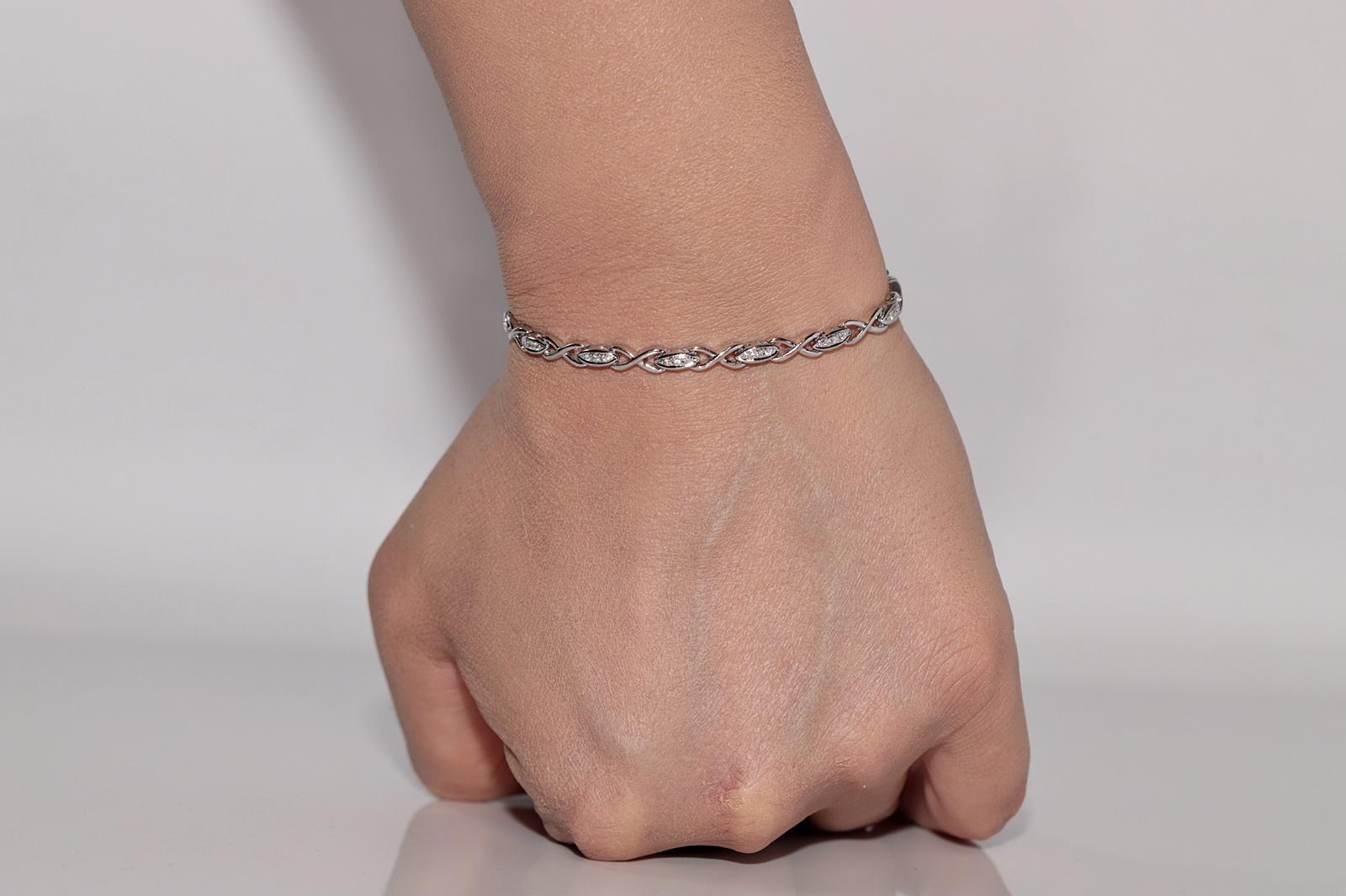 Vintage Circa 1990er Jahre 18k Gold Natürliches Diamant-Tennisarmband mit Dekoration im Angebot 14