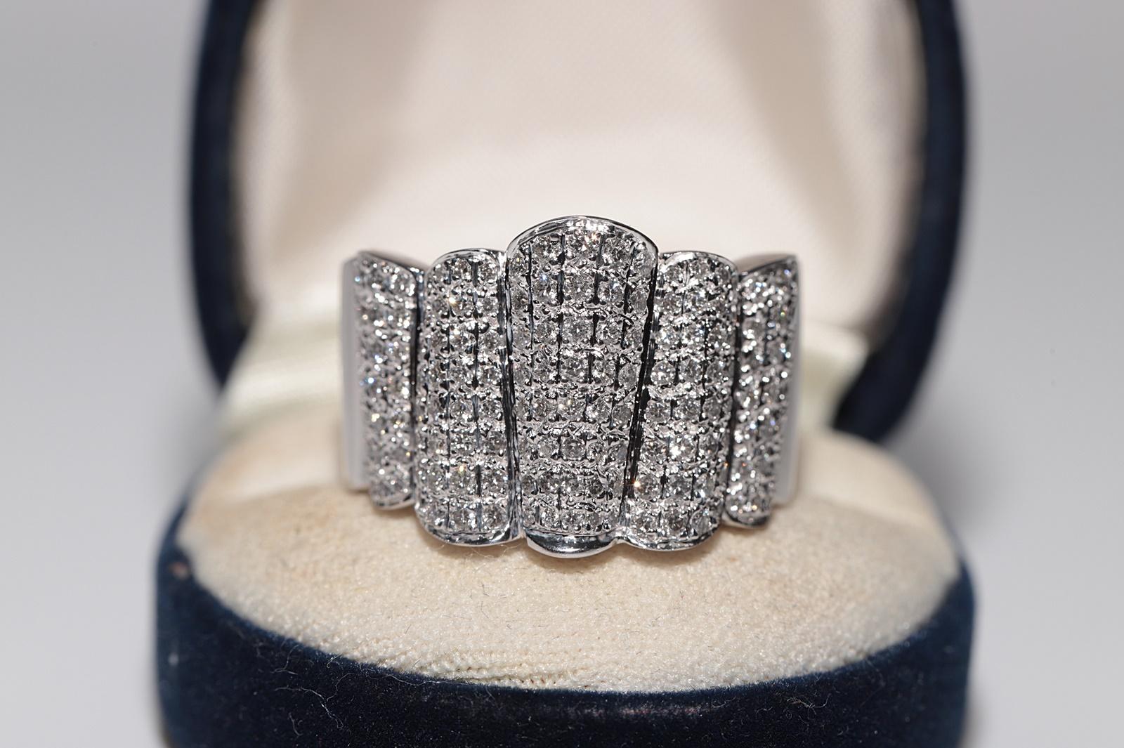 In sehr gutem Zustand.
Das Gesamtgewicht beträgt 16.9 Gramm.
Insgesamt ist der Diamant 2,60 ct.
Der Diamant hat die Farbe F und die Reinheit V.
Ringgröße ist US 9.5 
Wir können jede Größe herstellen.
Bitte kontaktieren Sie uns bei Fragen.