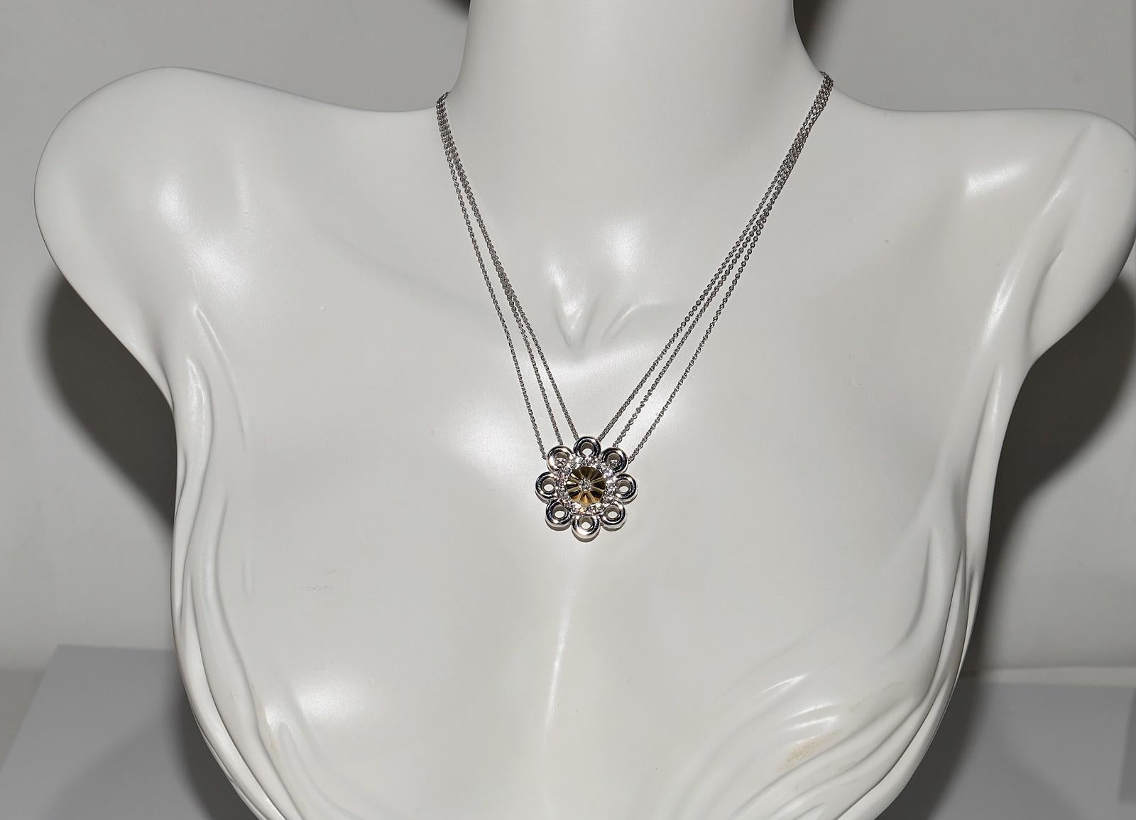 En très bon état.
Le poids total est de 13.8 grammes.
Au total, le diamant est de 0,55 ct.
Le diamant est de couleur G et de pureté VVS.
La longueur totale de la chaîne est de 40 cm.
N'hésitez pas à nous contacter pour toute question.