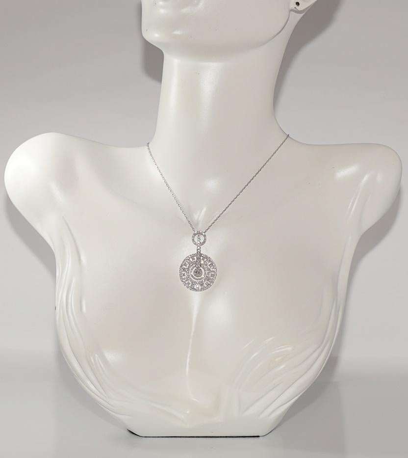 Vintage CIRCA 1990s 18k Gold Natürliche Diamant Runde Design Anhänger Halskette (Kunsthandwerker*in) im Angebot