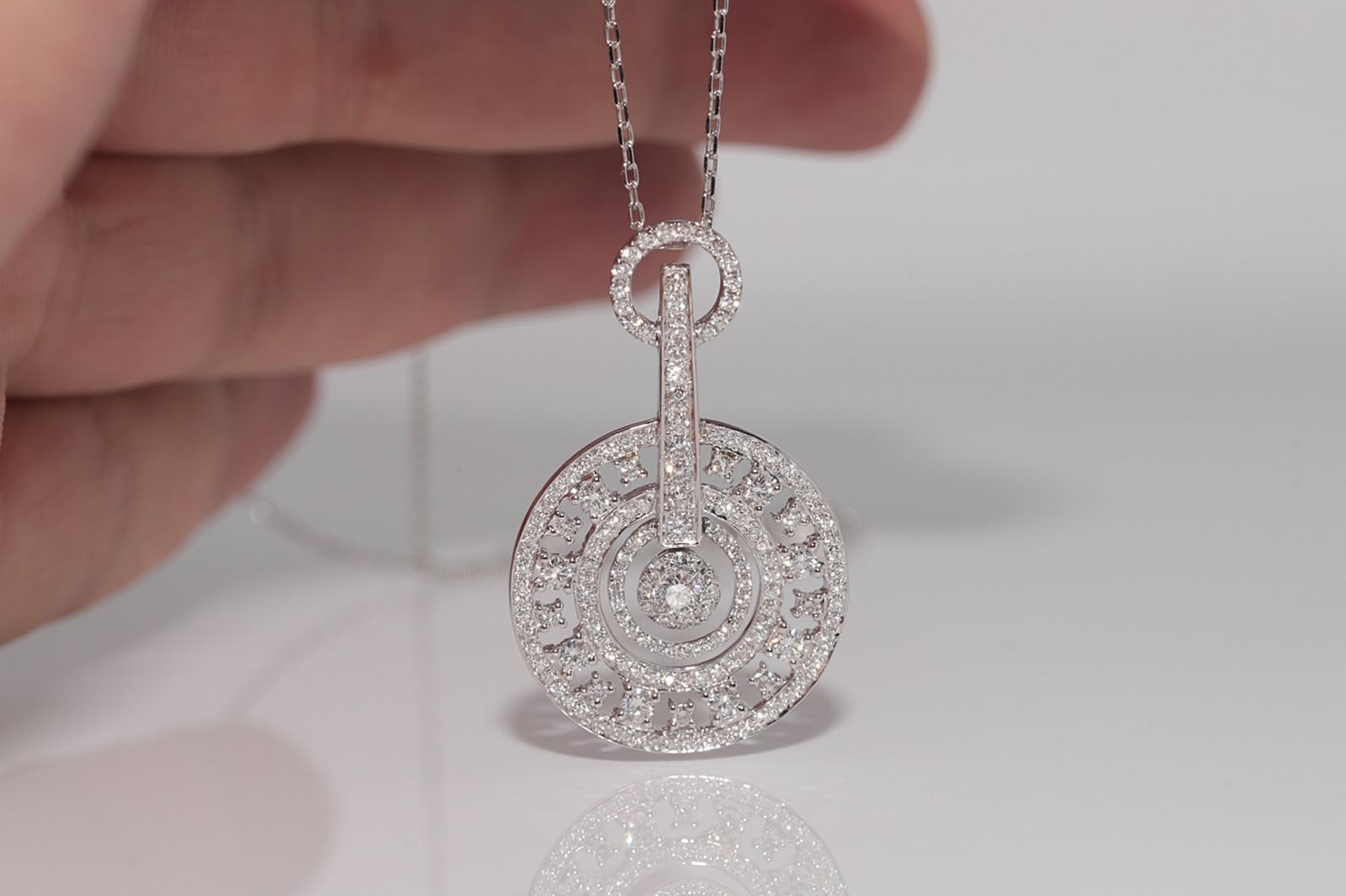 Vintage CIRCA 1990s 18k Gold Natürliche Diamant Runde Design Anhänger Halskette im Angebot 2