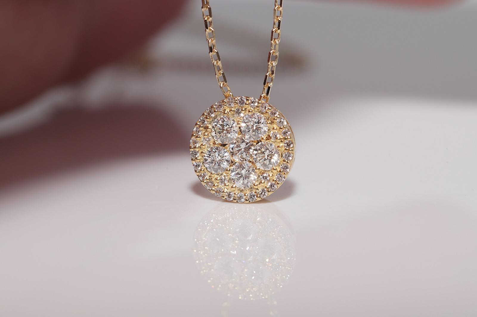 Vintage Circa 1990s 18k Gold Natural Diamond Round Style Pendant Necklace en vente 1