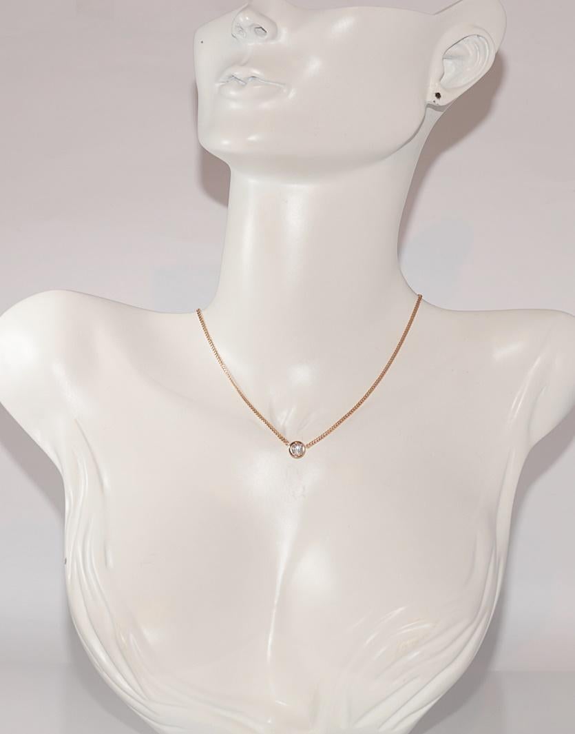 In ottime condizioni.
Il peso totale è di 5,7 grammi.
Totalmente è un diamante di circa 0,45 carati.
Il diamante ha colore F e purezza s1.
La lunghezza totale della catena è di 40 cm.
Per qualsiasi domanda, contattaci.