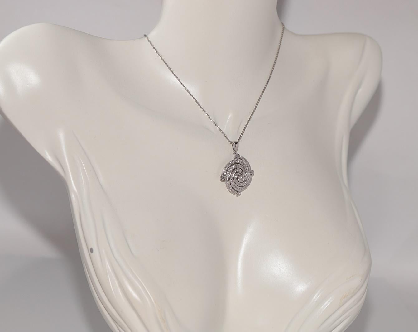 Vintage Circa 1990s 18k Gold Natural Diamond Windmill Style Pendant  Necklace In Good Condition For Sale In Fatih/İstanbul, 34