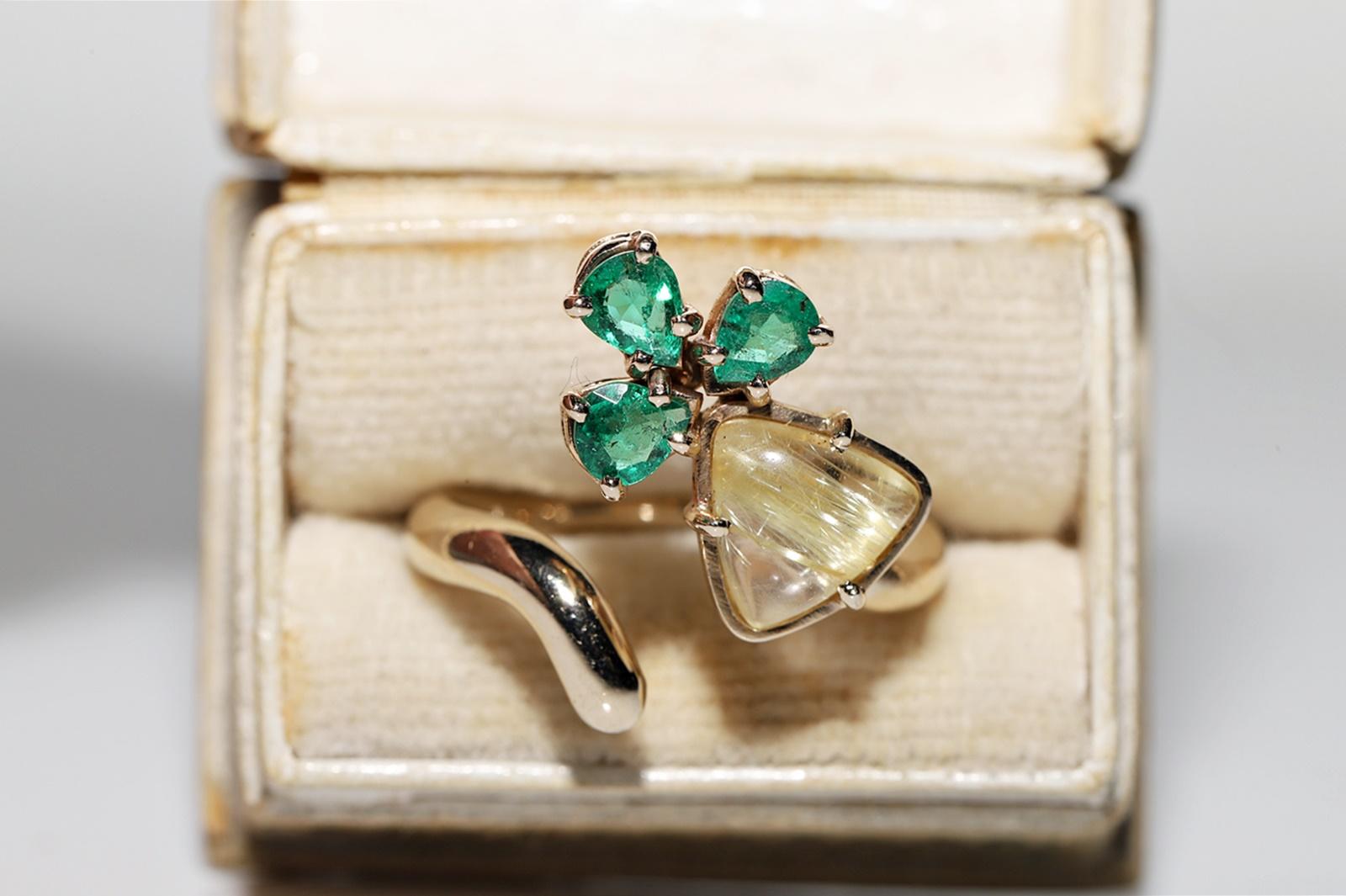 Vintage Circa 1990s 18k Gold Natural Emerald And Rutille Quartz Decorated Ring  In Good Condition For Sale In Fatih/İstanbul, 34