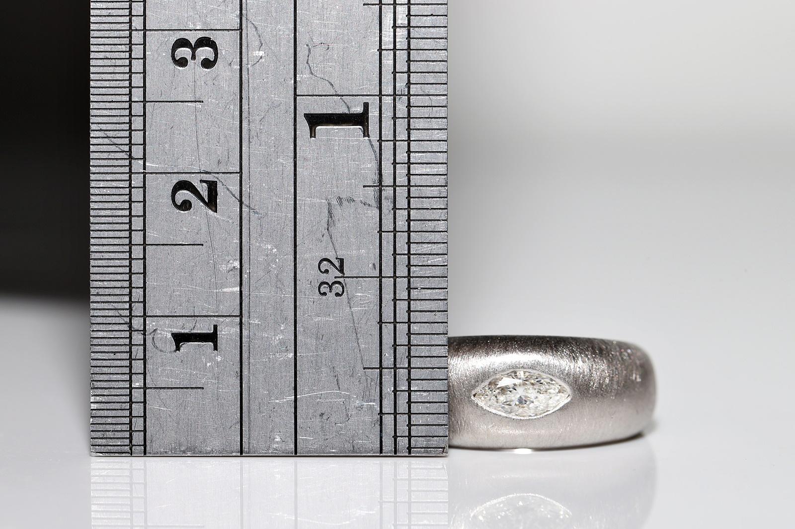 Vintage Circa 1990 Bague solitaire en or 18k avec diamant naturel taillé en marquise en vente 2