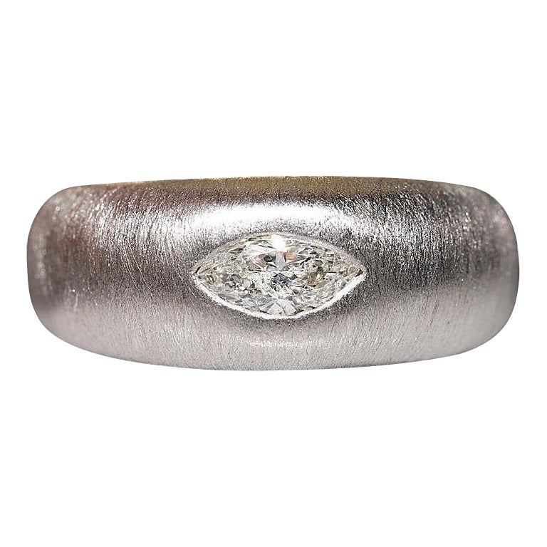 Vintage Circa 1990 Bague solitaire en or 18k avec diamant naturel taillé en marquise en vente