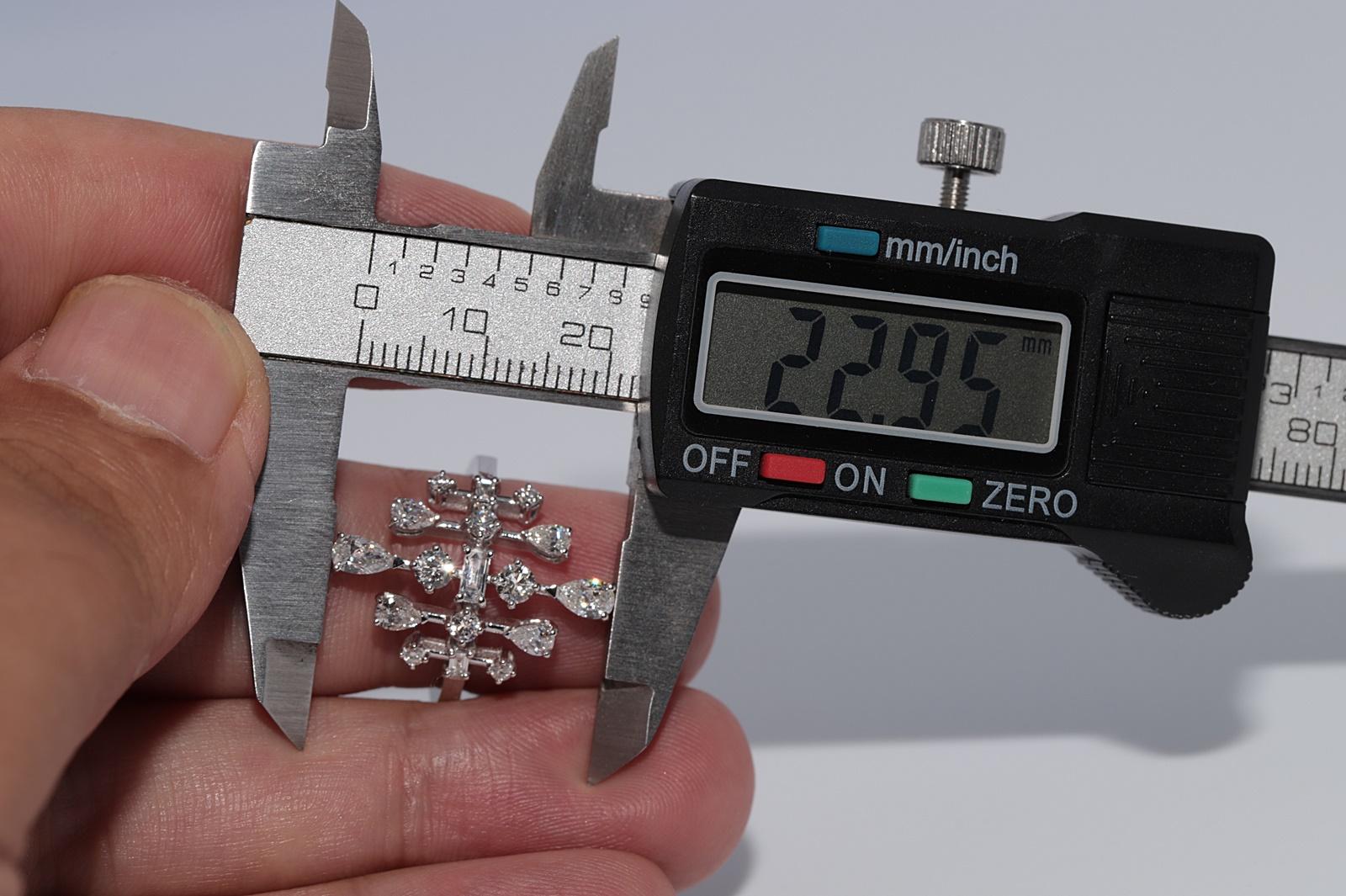 Vintage Circa 1990s 18k Gold Natural Pear Cut And Baguette Cut Diamond Ring For Sale 7