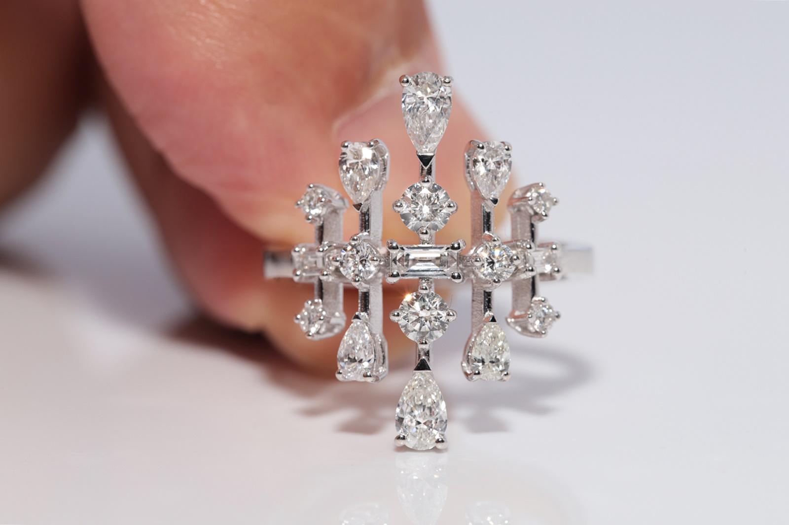 Vintage Circa 1990s 18k Gold Natural Pear Cut And Baguette Cut Diamond Ring In Good Condition For Sale In Fatih/İstanbul, 34