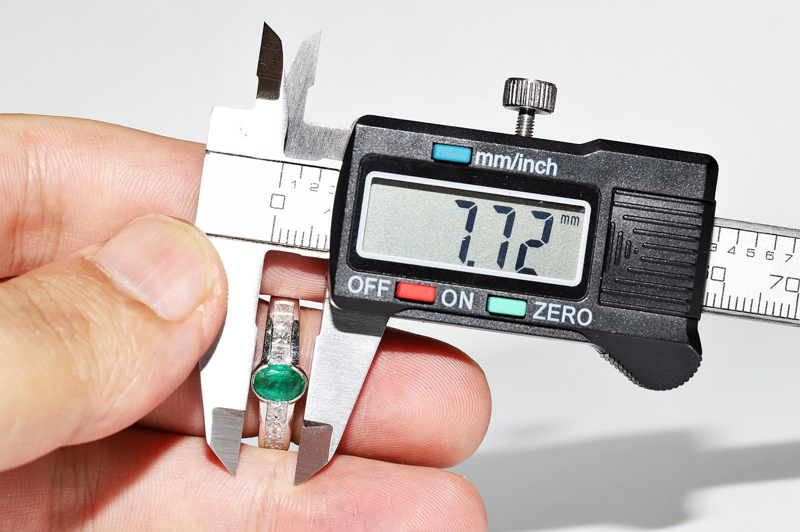 Vintage CIRCA 1990er 18K Gold Natürlicher Prinzessinnenschliff Diamant und  Smaragd Ring im Angebot 8