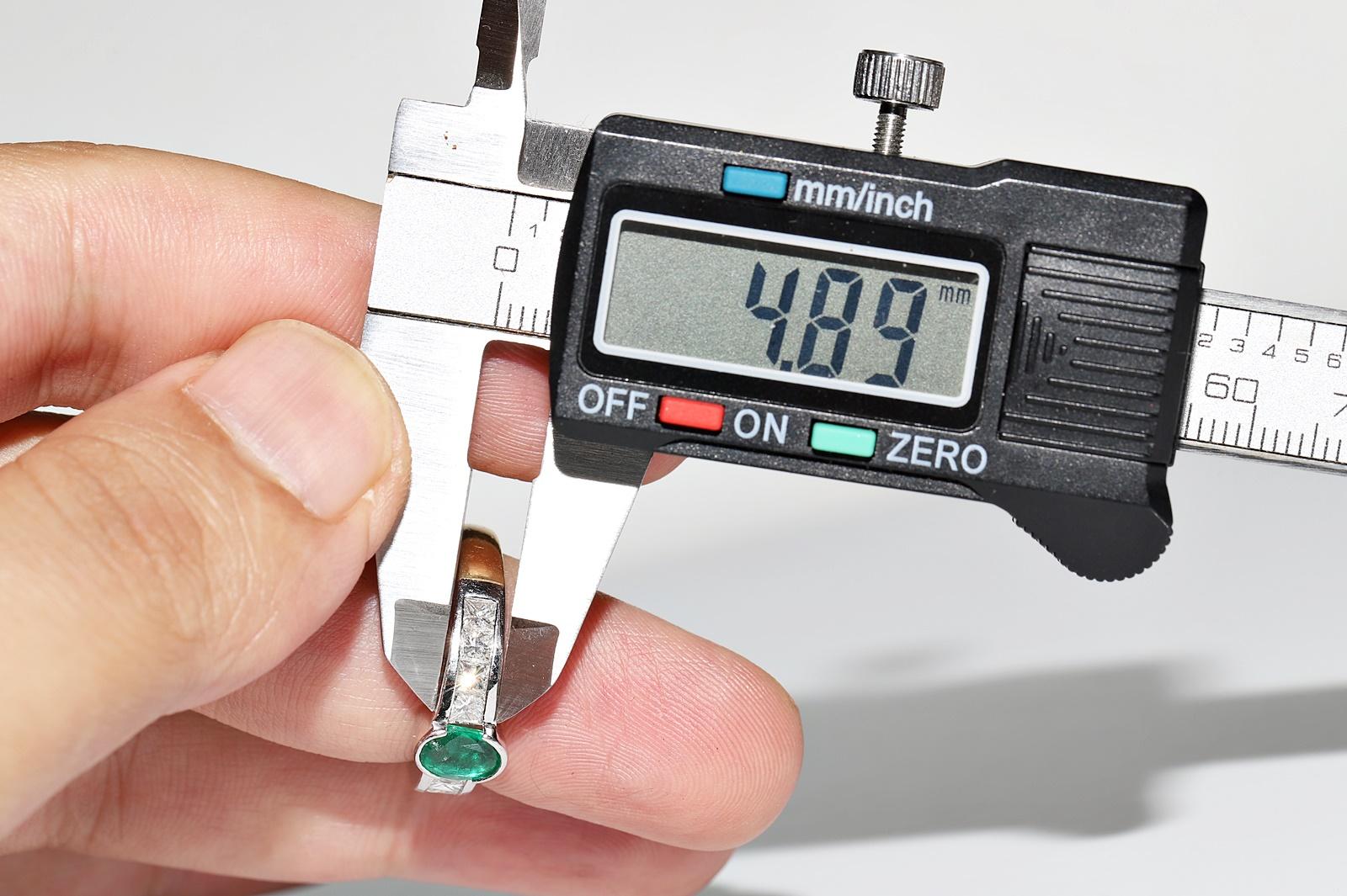 Vintage CIRCA 1990er 18K Gold Natürlicher Prinzessinnenschliff Diamant und  Smaragd Ring im Angebot 9