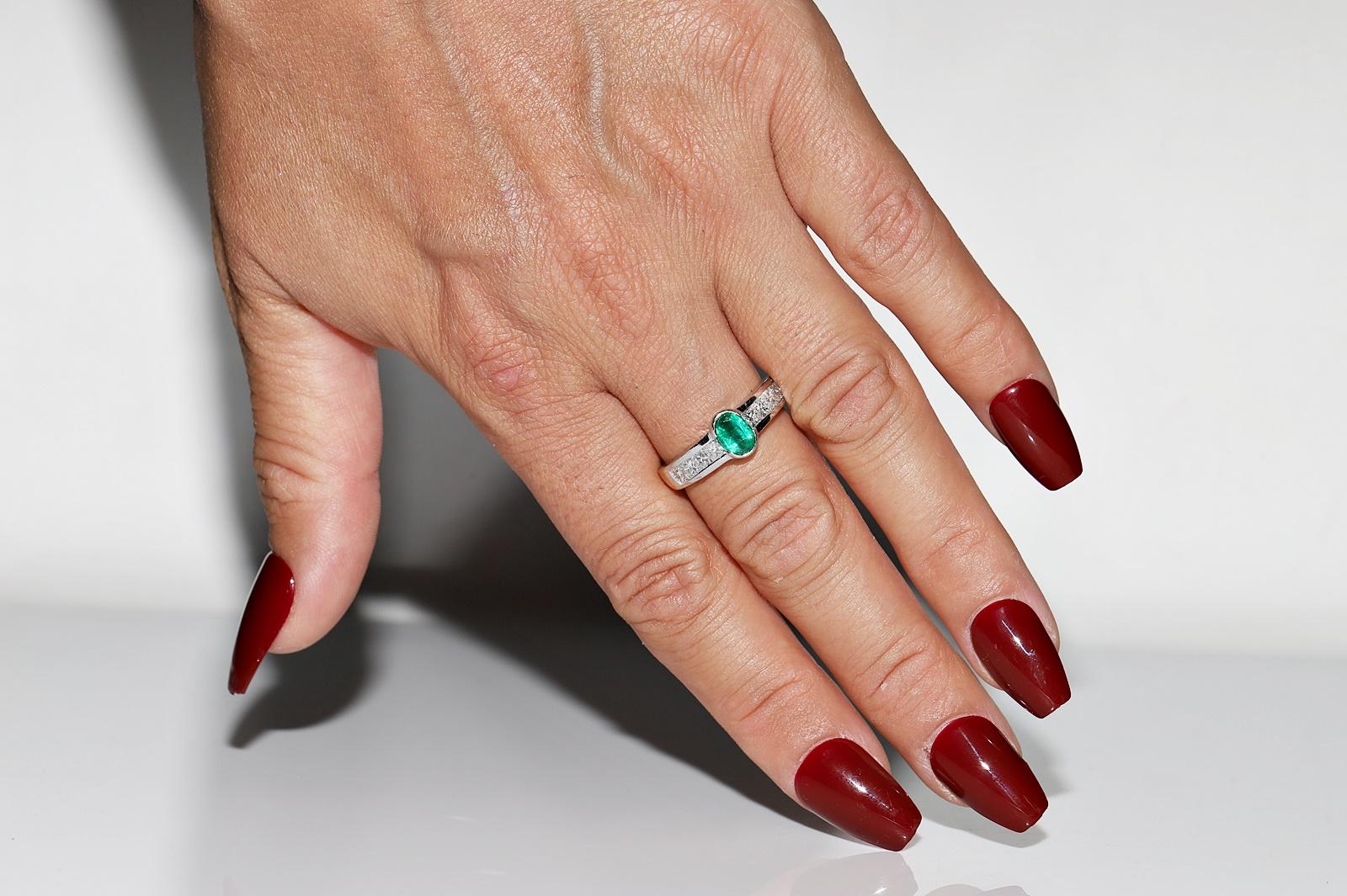 In sehr gutem Zustand.
Das Gesamtgewicht beträgt 6 Gramm.
Insgesamt 0,88 Karat Diamanten im Prinzessinnenschliff.
Der Diamant ist G-H Farbe und vvs Klarheit.
Insgesamt ist Smaragd 0.85 ct.
Ringgröße ist US 7.3
Wir können jede Größe herstellen.
Die