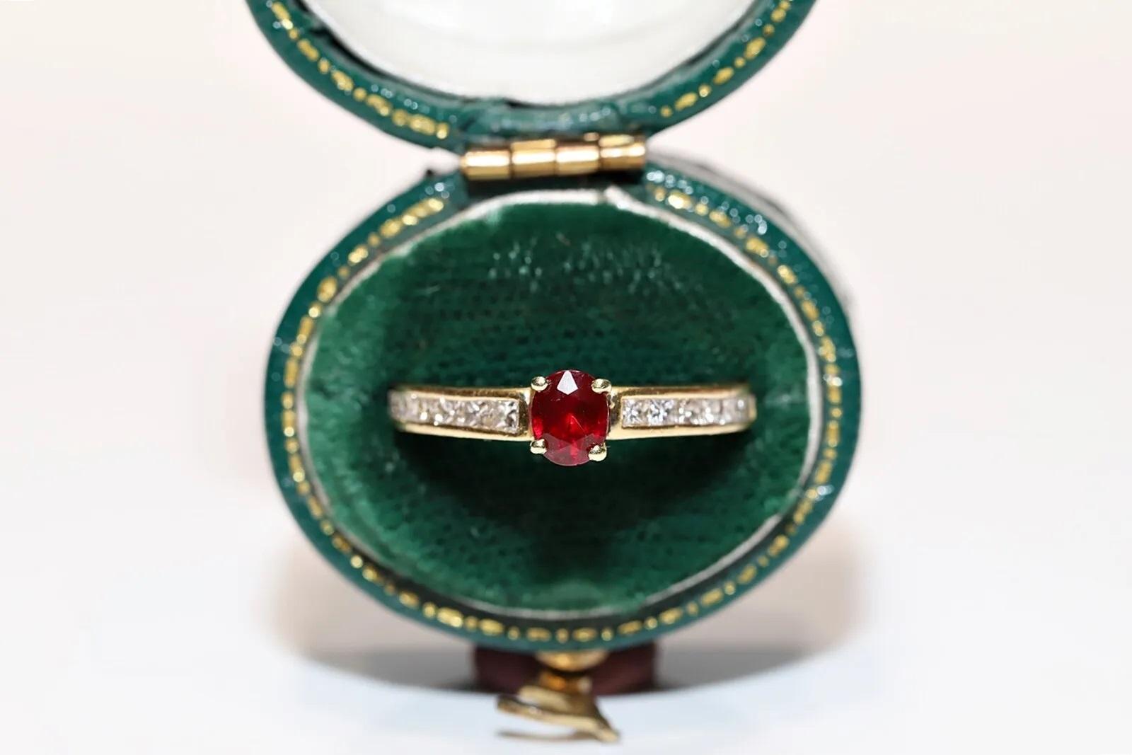 Anello Vintage CIRCA anni '90 in oro 18 carati con diamante naturale taglio principessa e rubino in vendita 4