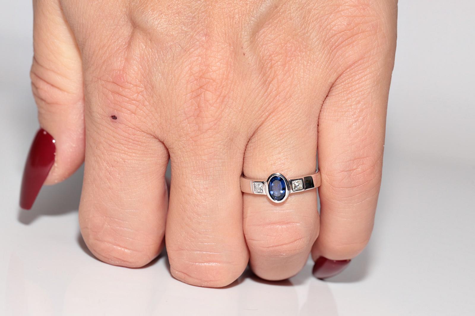 Vintage By, circa anni '90, Anello in oro 18k con diamanti naturali taglio principessa e zaffiri taglio ovale in vendita 9