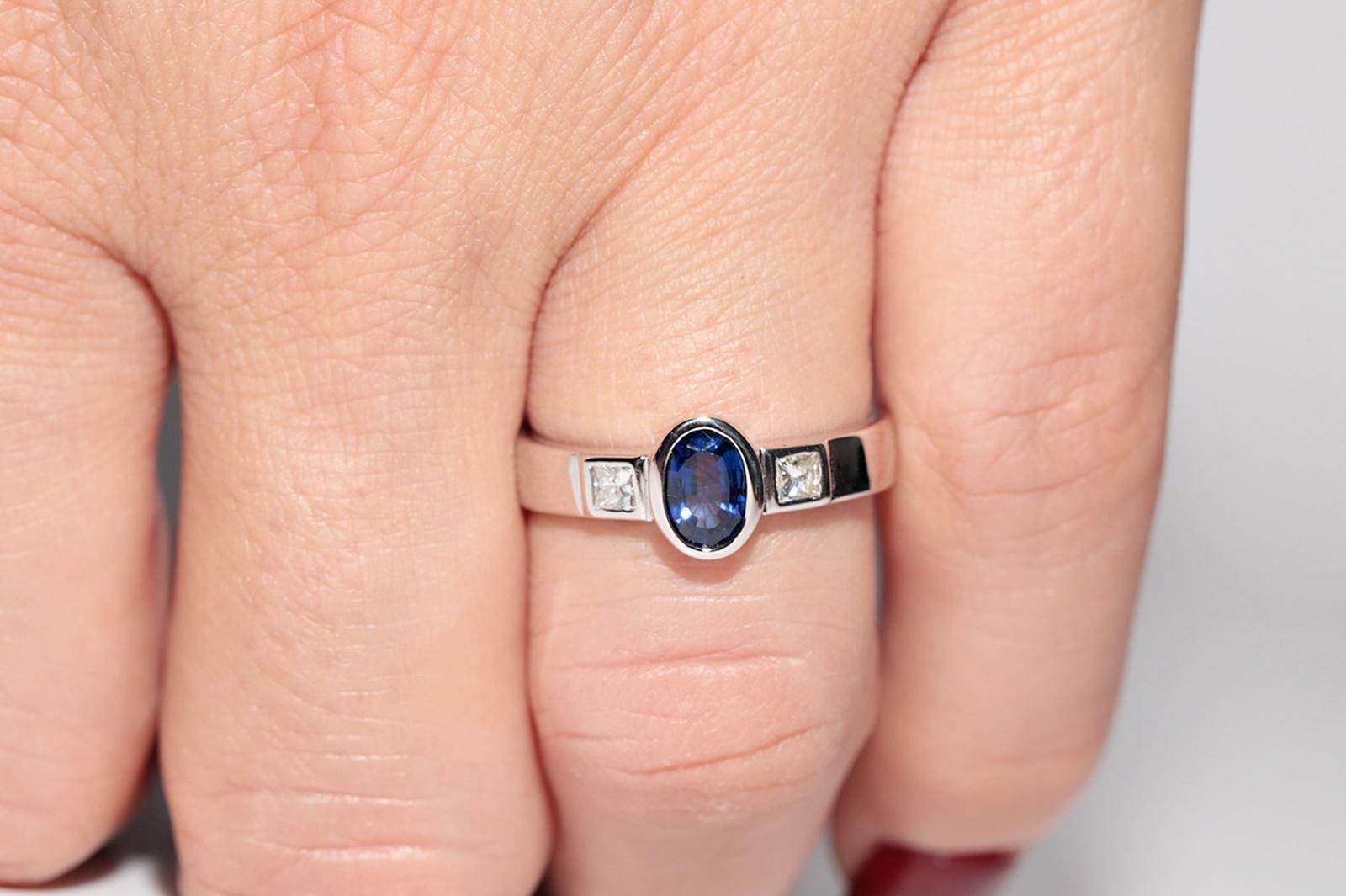 Vintage By, circa anni '90, Anello in oro 18k con diamanti naturali taglio principessa e zaffiri taglio ovale in vendita 10