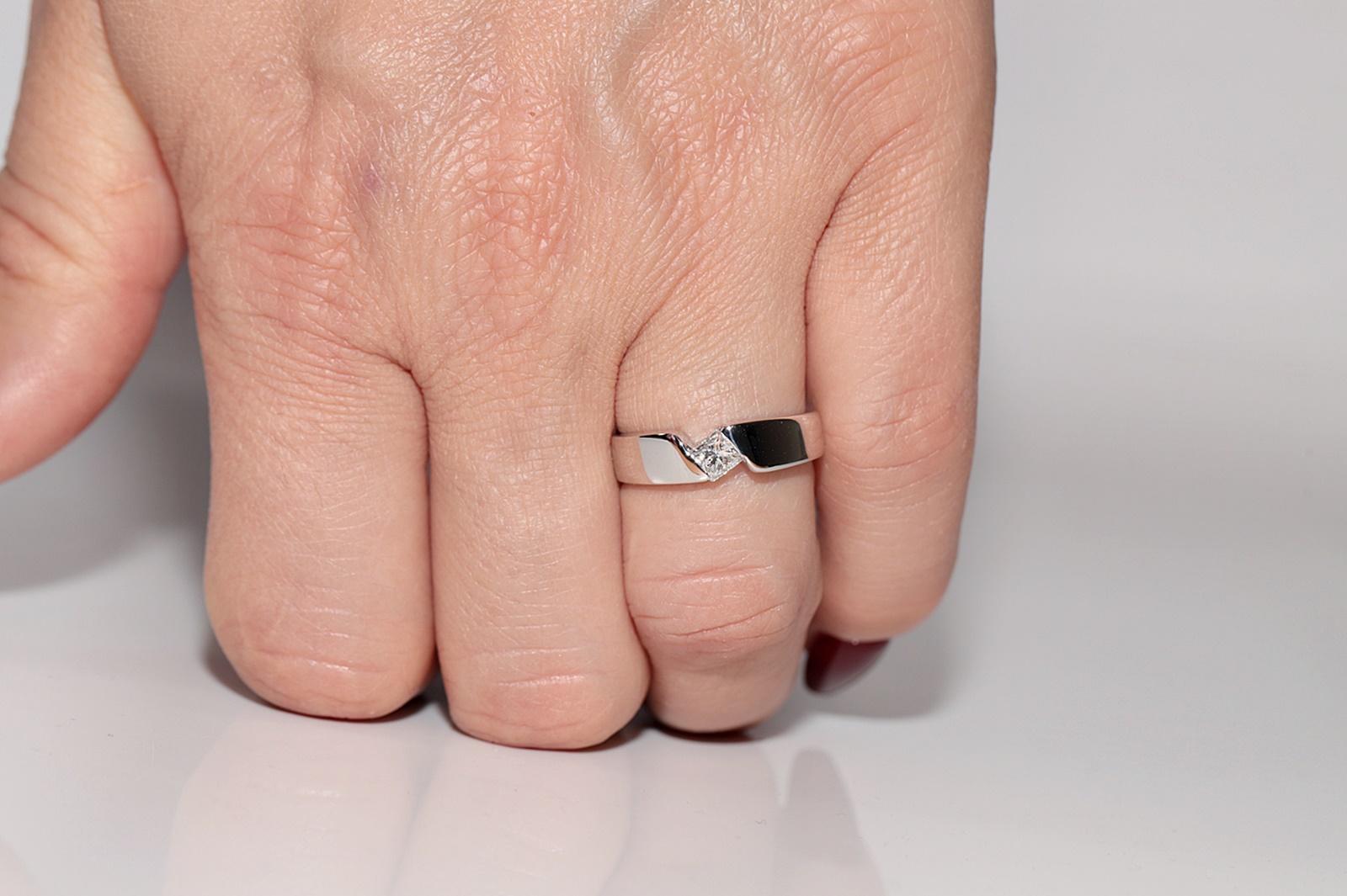 Retro Vintage Circa 1990s 18k Gold Natural Princess Cut Diamond Solitaire Ring For Sale