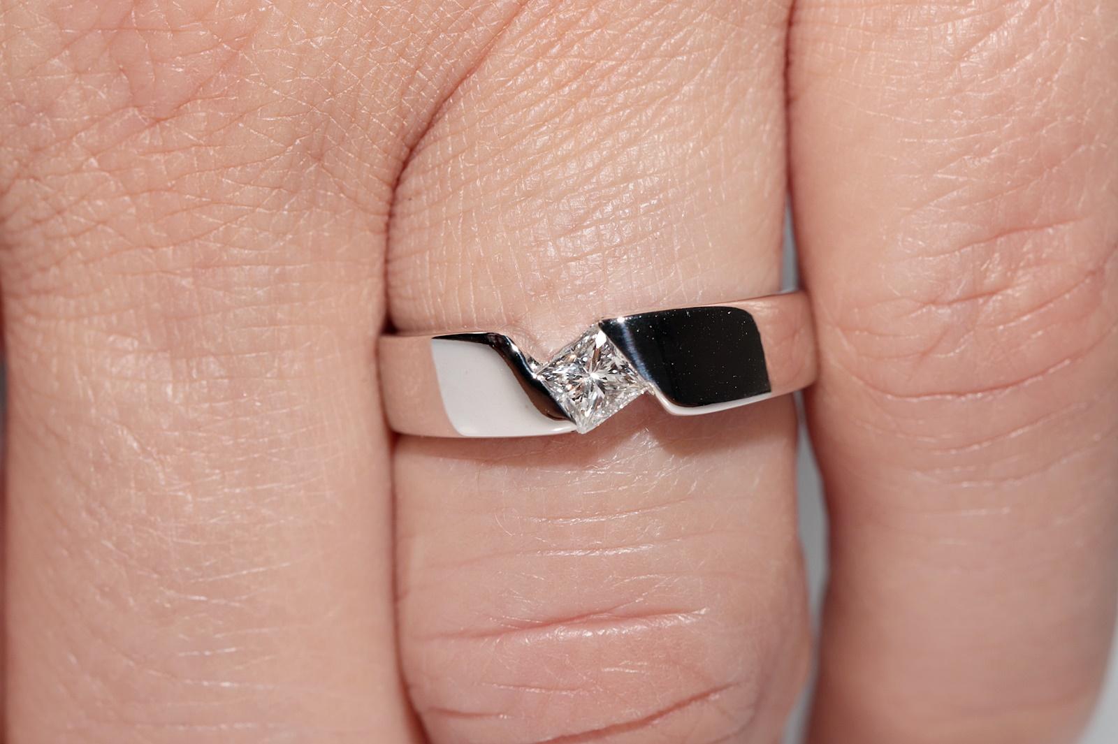 Vintage Circa 1990s 18k Gold Natural Princess Cut Diamond Solitaire Ring In Good Condition For Sale In Fatih/İstanbul, 34