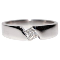 Vintage Circa 1990 Bague solitaire en or 18k avec diamant naturel de taille Princesse