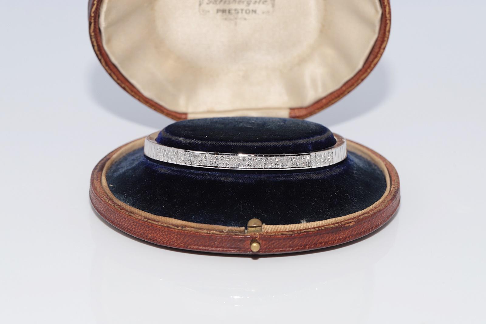 In sehr gutem Zustand.
Das Gesamtgewicht beträgt 32,2 Gramm.
Insgesamt ist der Diamant 2,80 ct.
Der Diamant hat die Farbe F-G und die Reinheit vvs1-vs1.
Die Gesamtlänge des Armbands beträgt 17,1 Gramm.
Die Schachtel ist nicht enthalten.
Bitte