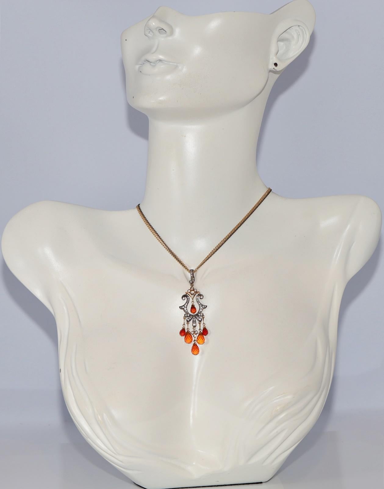 En très bon état.
Le poids total est de 12.7 grammes.
Le diamant est de 0,75 ct.
Le diamant est de pureté vs1-s1.
La topaze est d'environ 9 carats.
La longueur totale de la chaîne est de 40 cm.
N'hésitez pas à nous contacter pour toute question.