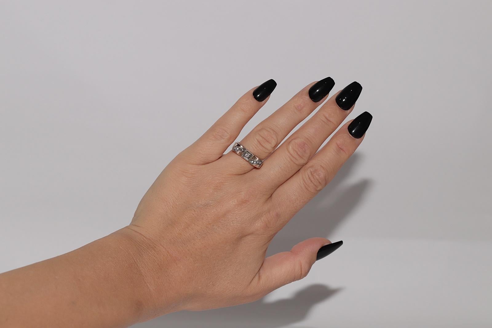 In sehr gutem Zustand.
Das Gesamtgewicht beträgt 8,1 Gramm.
Insgesamt ist Diamant 0,75 ct.
Der Diamant ist G-H Farbe und vvs-vs Klarheit.
Ringgröße ist US 7.25 
Wir können jede Größe herstellen.
Die Box ist nicht enthalten.
Bitte kontaktieren Sie
