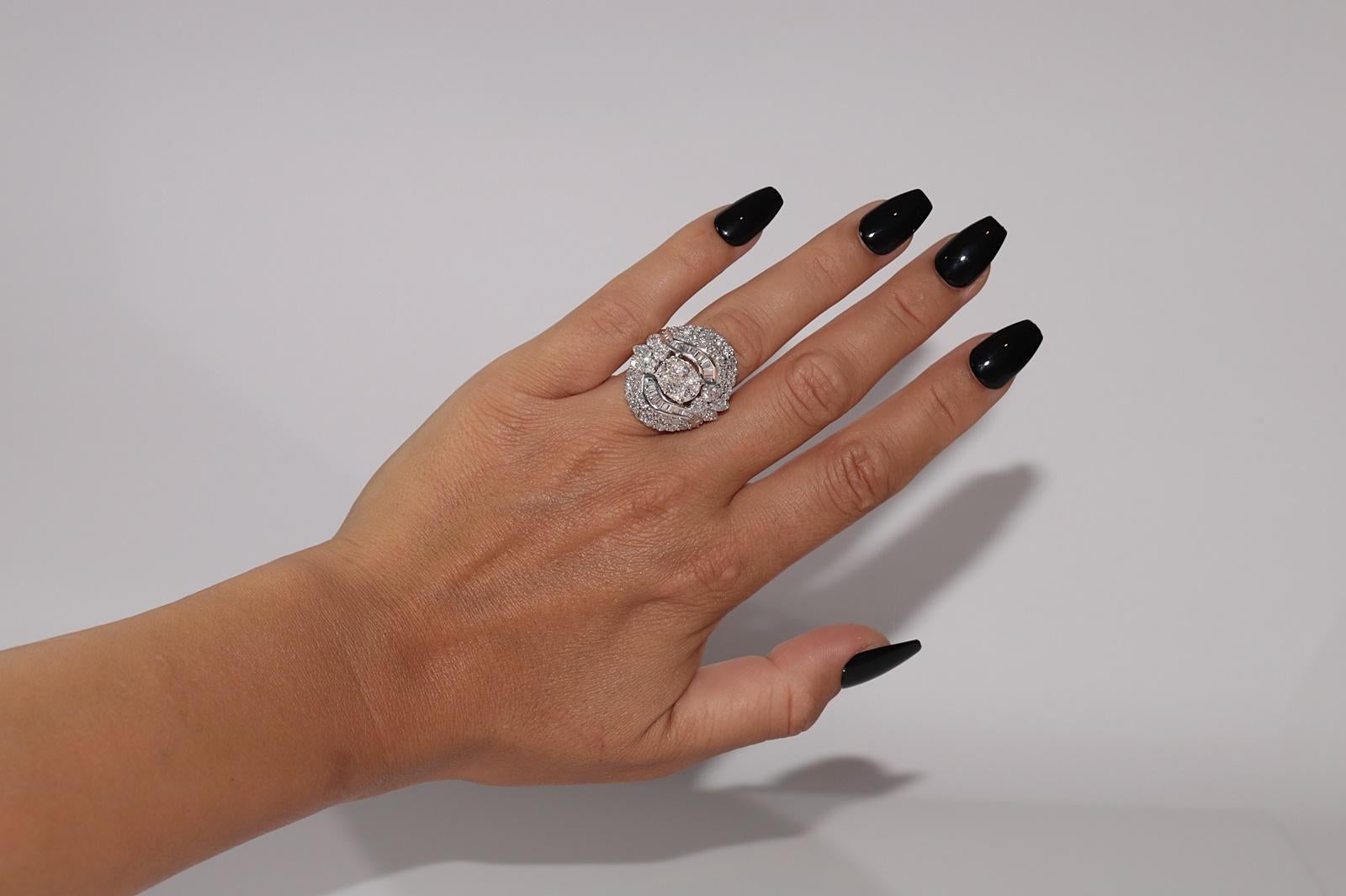 Anillo Fuerte Vintage Circa 1990s Oro Blanco 18k Decorado con Diamantes Naturales en venta 8