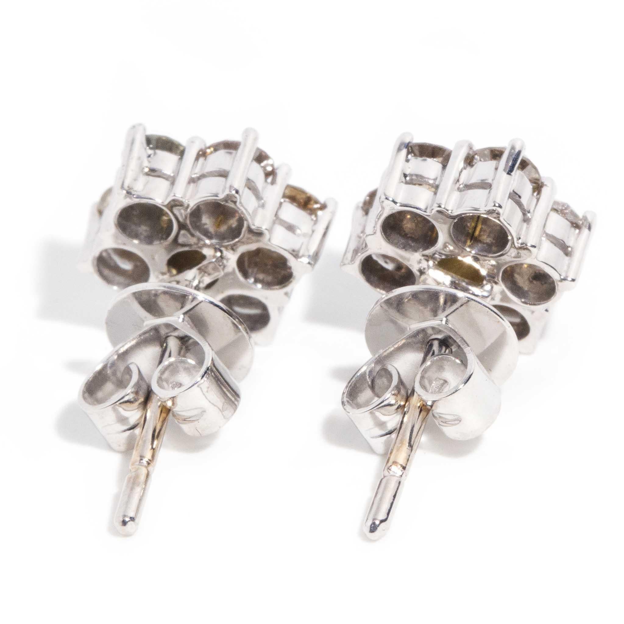 Vintage Circa 1990s 1.96 Carat Diamond Cluster Studs 9 Carat Yellow Gold Moderno en venta