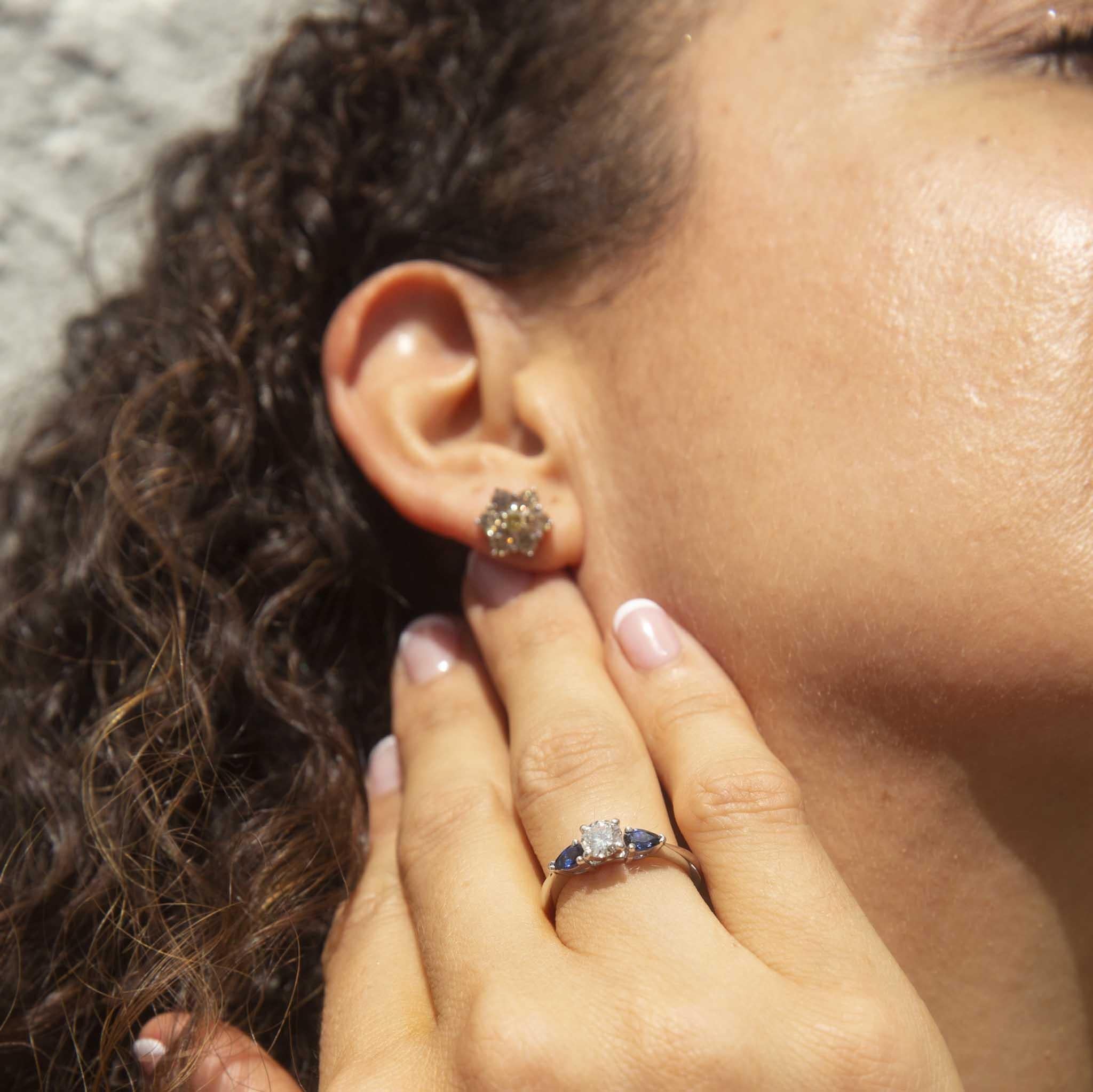 Vintage Circa 1990s 1.96 Carat Diamond Cluster Studs 9 Carat Yellow Gold Corte brillante en venta