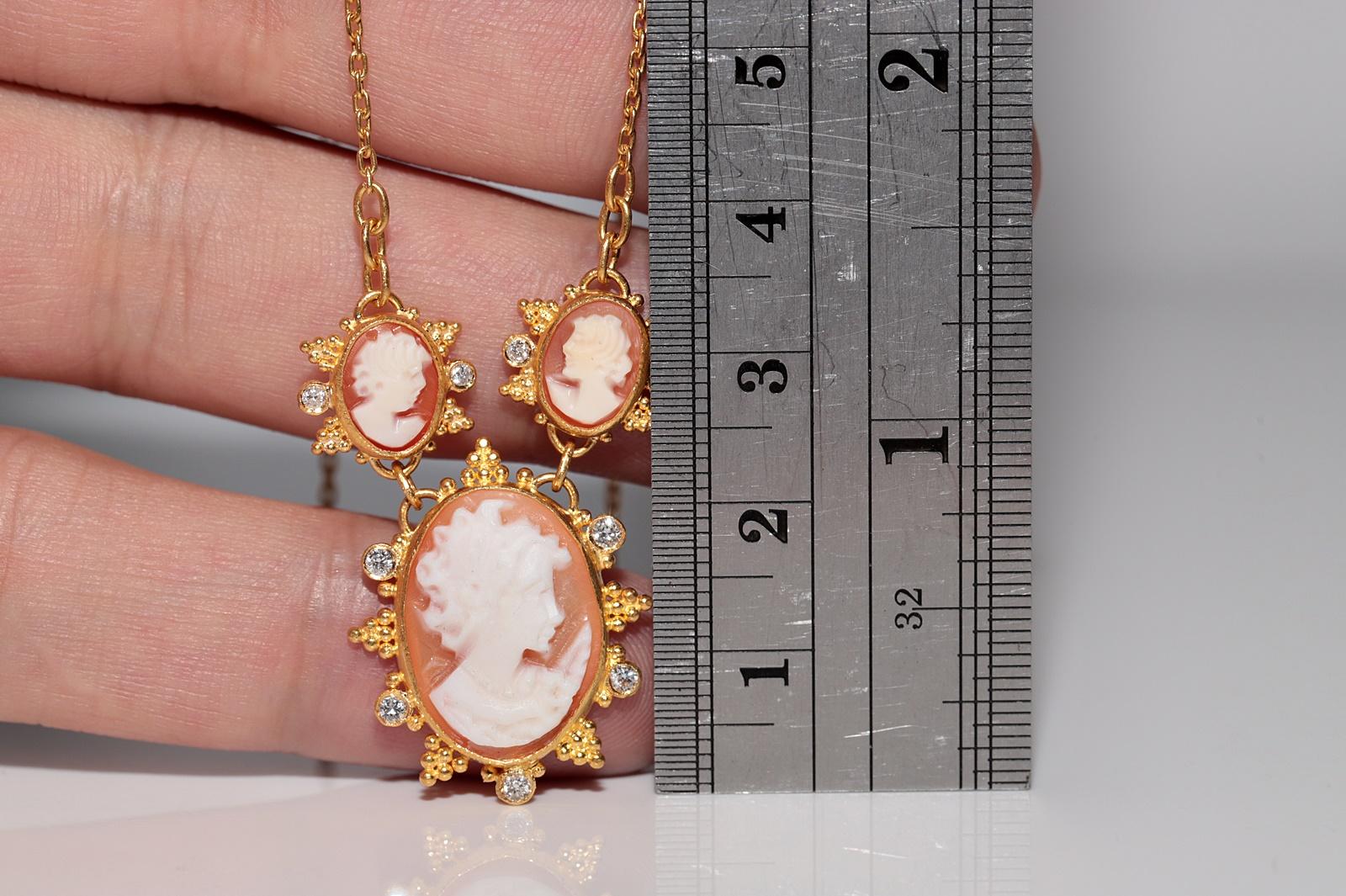 En très bon état.
Le poids total est de 10 grammes.
Totalement est un diamant de 0,32 ct.
Le diamant est de couleur G-H et de pureté vvs-vs.
La longueur totale de la chaîne est de 40 cm.
N'hésitez pas à nous contacter pour toute question.