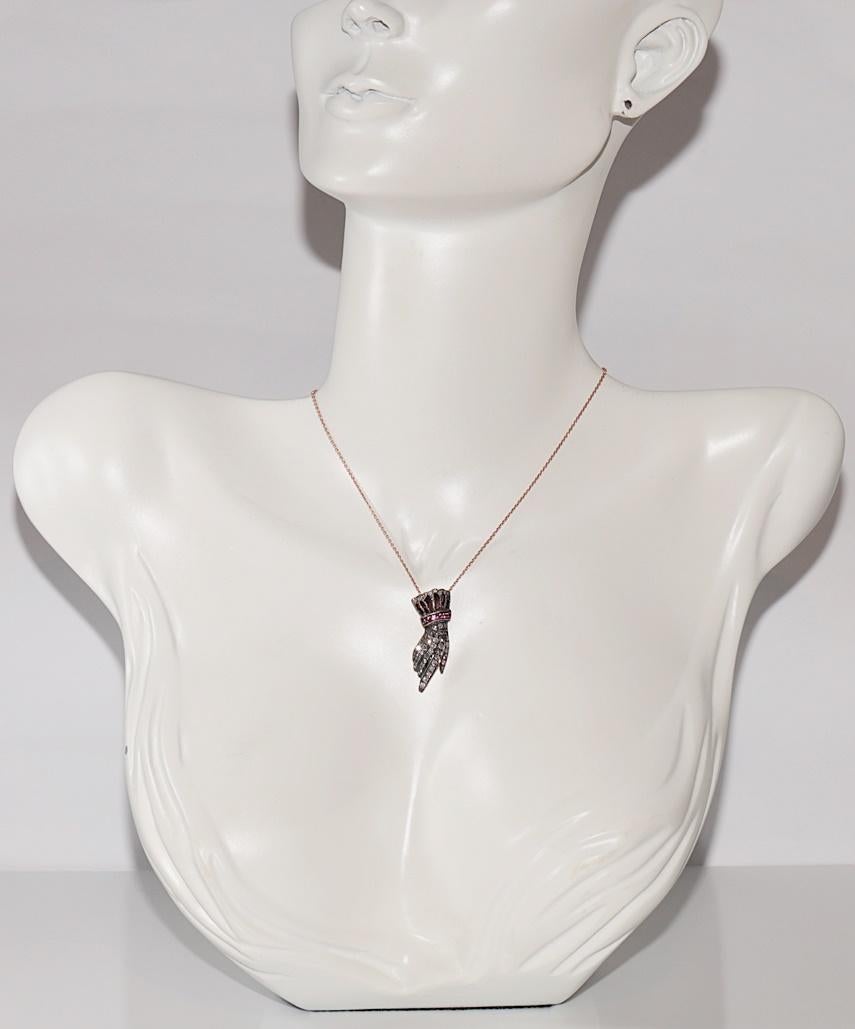 In ottime condizioni.
Il peso totale è di 5,7 grammi.
Totalmente è un diamante di circa 1,10 ct.
Il diamante ha un colore K-L-M-Brown e una purezza s1-s2-s3.
Totalmente è un rubino da 0,10 ct.
La lunghezza totale della catena è di 45 cm.
Per